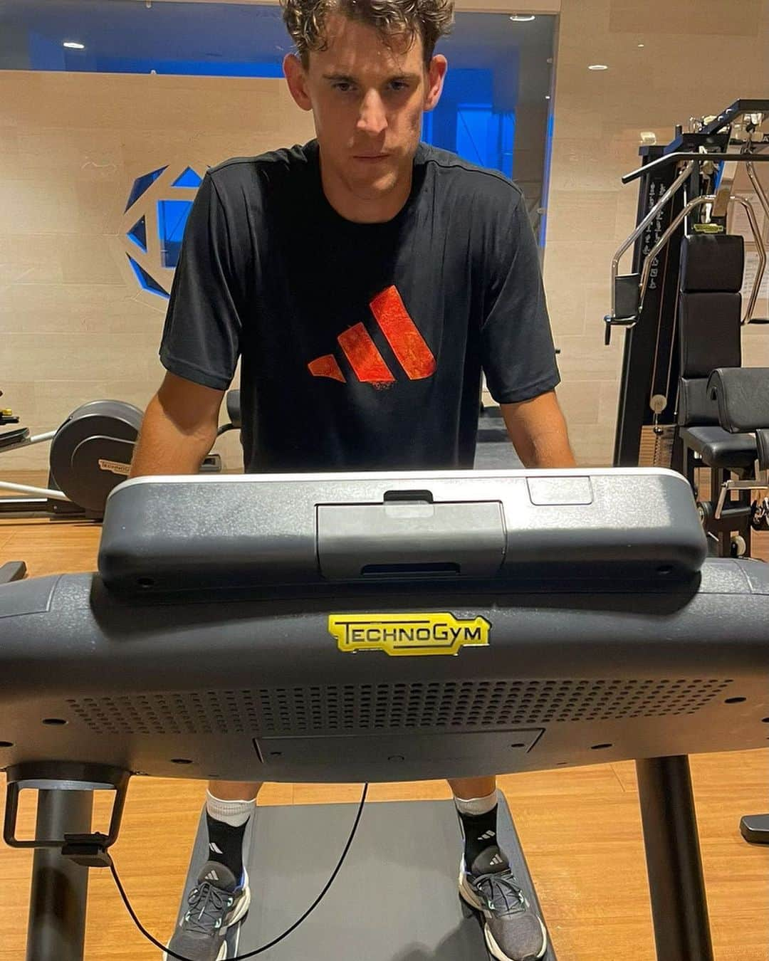 ドミニク・ティエムさんのインスタグラム写真 - (ドミニク・ティエムInstagram)「Quick stop at home after a week in Perugia 🇮🇹 Now off to Halle 💪  @technogym_at @technogym   #fitnesscompanygroup #championstrainwithtechnogym #technogym」6月17日 20時53分 - domithiem