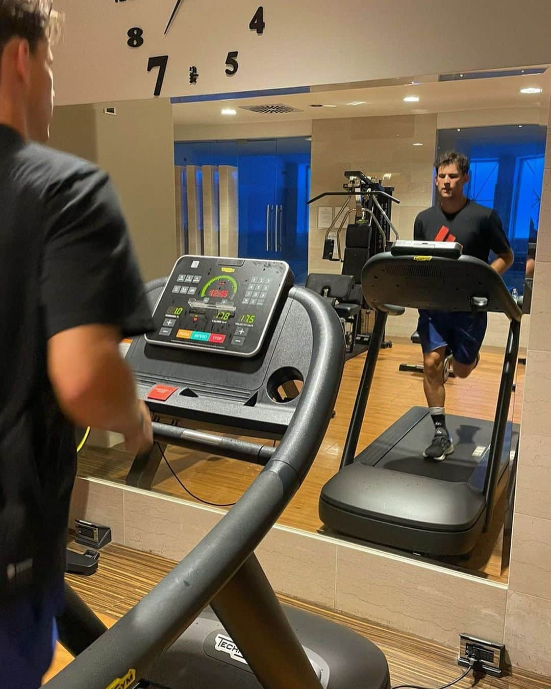 ドミニク・ティエムさんのインスタグラム写真 - (ドミニク・ティエムInstagram)「Quick stop at home after a week in Perugia 🇮🇹 Now off to Halle 💪  @technogym_at @technogym   #fitnesscompanygroup #championstrainwithtechnogym #technogym」6月17日 20時53分 - domithiem