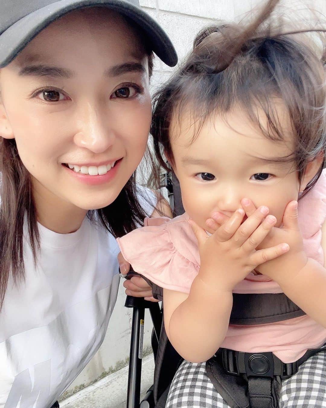影山祥子のインスタグラム：「. 昔っから寝付きが悪くて、色々アロマとか試したりもしたけど、やっと落ち着く物に出会えた〜🌿💛  中々自分に合うやつがなくて何かいいのないかな〜って頭の片隅に常にあって、生理前とか、ストレス溜まった時とか、今だと娘の軽い夜泣きとかで寝れない時があるんだけど、athletiabeautyってこのアロマ（2枚目の📷）かなーーりよき🤭🍀 使い始めて少し経つけど、まず香りが好き🌿💖 ハーブ🌿と柑橘🍊ぽい感じの香りが混ざってて割とスッキリした匂いで、寝る前にすんごいリラックスできるの(*ᴗ͈ˬᴗ͈) 最近は寝る前に枕の両横に直接スプレーしてしばらく深呼吸して香りを楽しんでる😂💖 その香り楽しんでるといつのまにか寝落ちしてる😴  もーでも本当イライラしたりとかしてる時にこのアスラティアの香り嗅ぐと結構落ち着けるかも🥺 眠りが浅いし、夜中も娘の夢なきとか、寝相の悪さとかで起きたりするから、なかなか深い眠りもできなくて、毎日寝不足みたいなものだけど、 リラックスして寝ると朝起きた時全然違うな〜って😌✨　睡眠大事だわ😮‍💨💖 . . 神ボッサボサの娘。笑 🙊🙊最近の娘のポーズ。これが流行り。🤣🤣 . .  #athletia #アスレティア #スイッチングアロマピローミストsleep #睡眠 #lemonsquare🍋  @athletiabeauty @cchannel_lemonsquare」