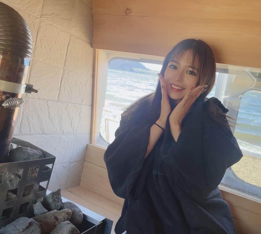まさちゃんのインスタグラム：「暖かくなってきて久しぶりこんな感じの自然の中で整いたい⛰ ほてった体で冷たい川に入るの最高だよね🤣 . 実はこの写真去年の12月に撮ったもので、 サウナーのYouTube撮影で極寒の中、川に入らないといけなくて命懸けだったような😂  #筋トレ #トレーニング #ダイエット #workout #フィットネス #ジム  #fitness #gym #ワークアウト #スポーツモデル #プロテイン #tokyo #training #美容 #アパレル #フィットネス女子 #ポートレート #カメラ #グルメ　#bvlgari #bvlgarirestaurant #サウナ #川サウナ　#サウナイキタイ」