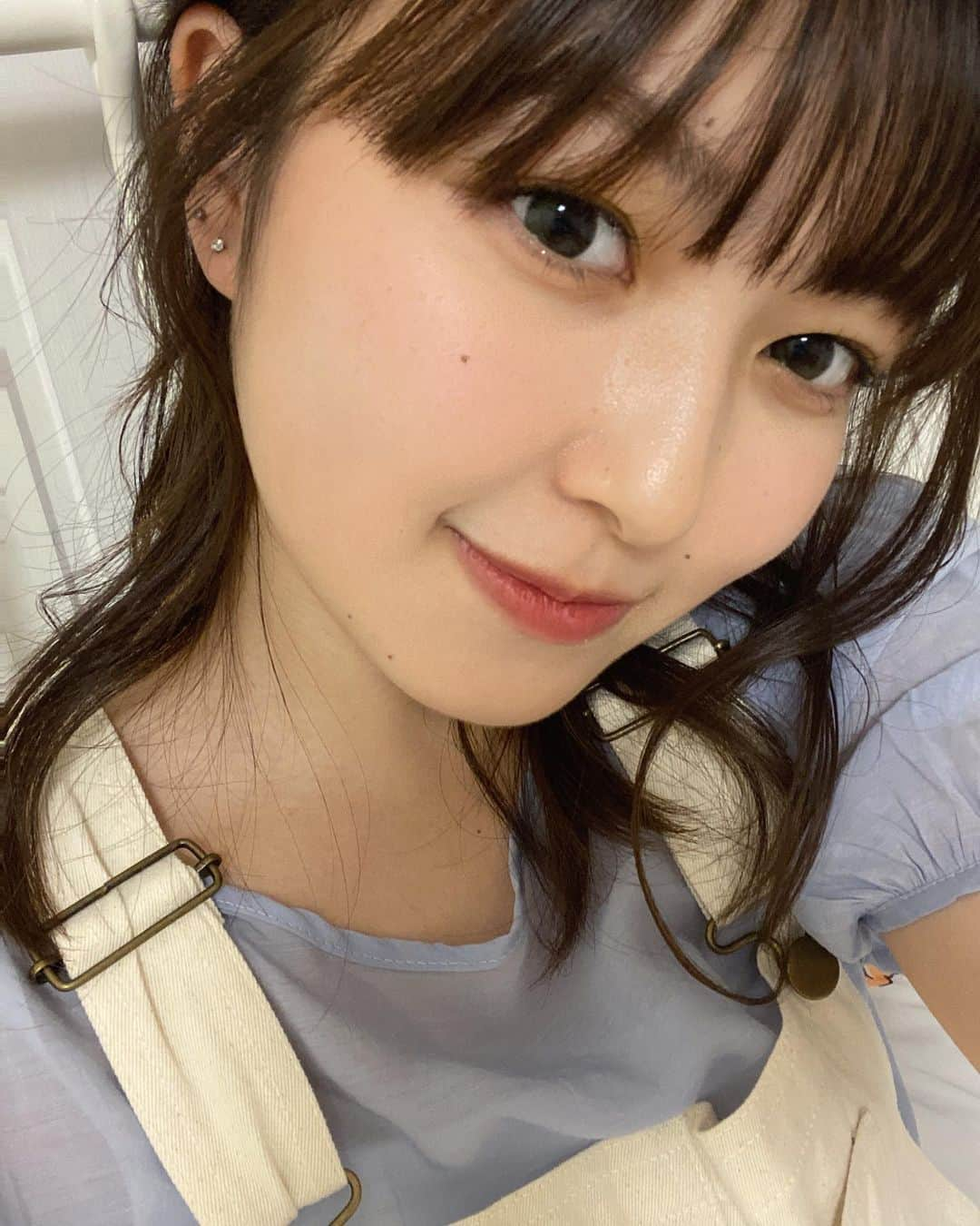 野崎奈菜のインスタグラム：「⁡ カラコンとメイクと髪が 今日ちょっといい感じでした☺︎ ⁡ 子供たちと校庭走ってたら ガッツリ焼けてきました、辛い。」