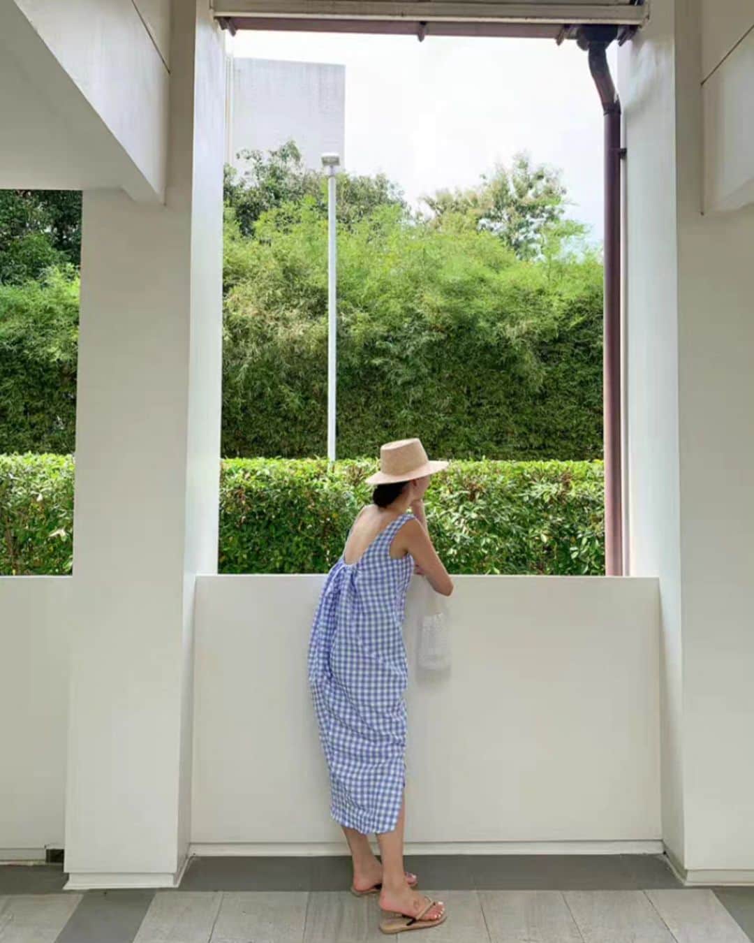 Y's Stellaのインスタグラム：「. ☁️Recommend item 夏が来ると毎年着たくなる🥺🤍 後をリボンできゅっと絞ってめちゃくちゃ可愛い後ろ姿🤍 軽いしシワになりにくいのでご旅行にも✨水着の上からも👙  #ワンピース#ワンピ#夏ワンピ#旅行#女子会」