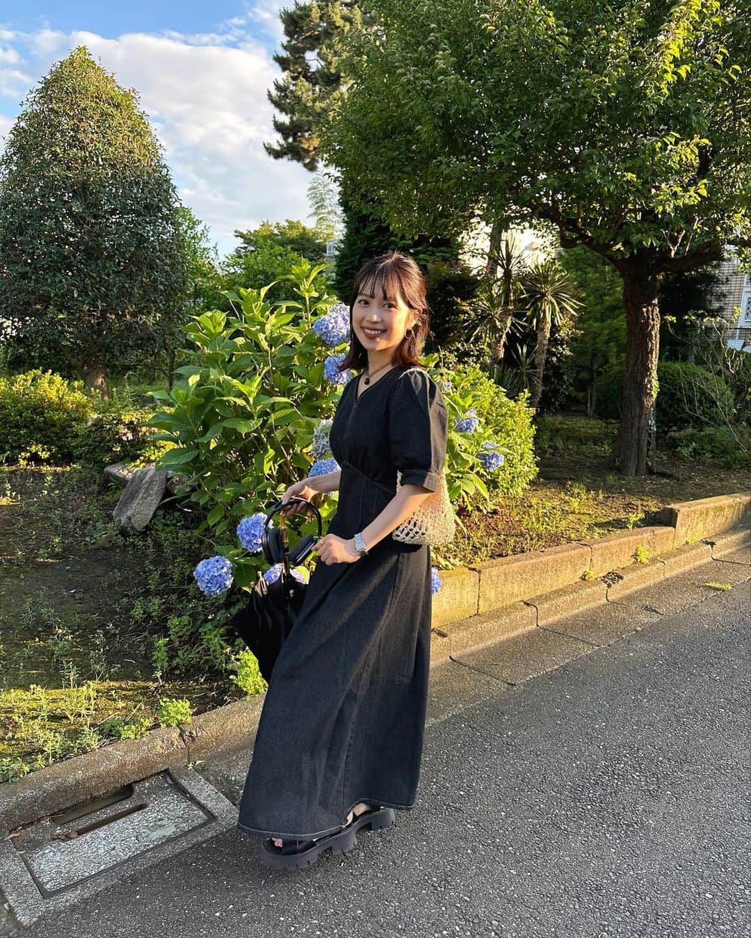 mizukiさんのインスタグラム写真 - (mizukiInstagram)「綺麗な紫陽花を見つけた昨日。 梅雨は嫌だけど紫陽花見られるし、たまにの晴れが嬉しいよね☺️ ㅤㅤㅤㅤㅤㅤㅤㅤㅤㅤㅤㅤㅤ デニムのワンピースは @tiptop_pocket_official 🖤 髪は伸びてきたので久しぶりにハーフアップ。 ㅤㅤㅤㅤㅤㅤㅤㅤㅤㅤㅤㅤㅤ ウェディングフォトのデータをいただいたので ネットで作成して昨日届いたの📕 来週は両親が来るので渡します、わくわく☺️ DM何件かいただいたのですが...FUJIFILMのサイトから注文しました👆📷 ㅤㅤㅤㅤㅤㅤㅤㅤㅤㅤㅤㅤㅤ #tiptop_pocket#tipコーデ」6月17日 20時59分 - mizukidrop