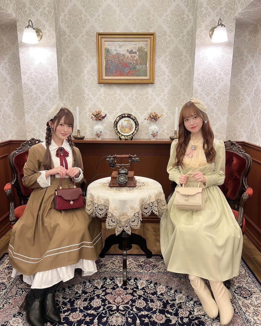 冨吉明日香のインスタグラム：「ふみか @fumika_yokota と @taishoboutique へ🧳❤︎  浅草で着物は何回も着てるけど 大正衣装は新鮮☺︎ 種類豊富すぎてすっごく悩んだ😂😂  3時間3500円で時間内なら外出OKで 靴や手袋はオプションで 今回はつけませんでした☺︎ ヘアアイロンなどの貸し出しや ヘアゴムなどもあった🥹🫶すてき  . #浅草 #浅草観光 #東京観光  #体験 #衣装 #大正 #大正浪漫 #大正ロマン」