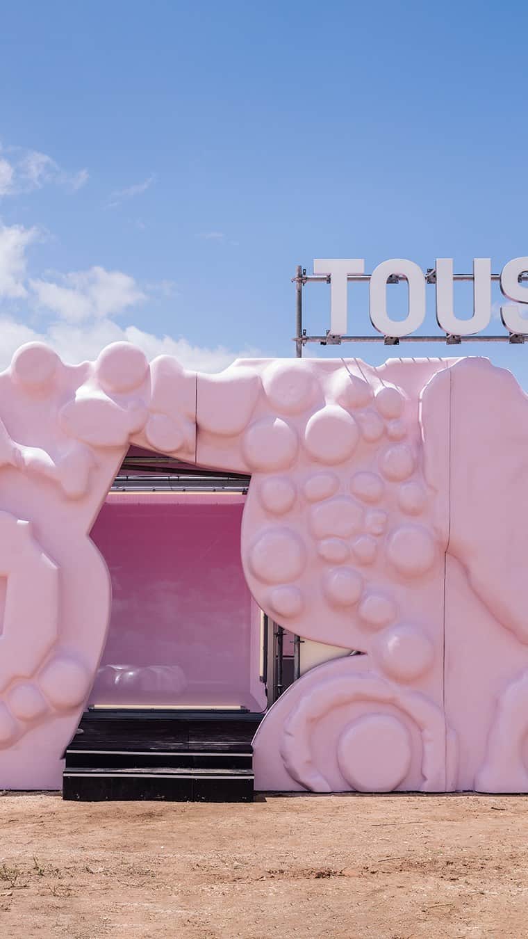 トウスのインスタグラム：「“In the center of the pavilion, the patio forgets the outside and looks at the sky. There, three creatures take center stage: a heart, a flower and a bear. Three sculptures that are actually jewels, scaled and brought to reality to live with us in the world of humans”  Our latest collaboration with @casantillon based on creativity, organic and dreamy forms and the shared spirit of teamwork. The result is a unique pavilion that holds different experiences for all the visitors to enjoy. #TOUS」