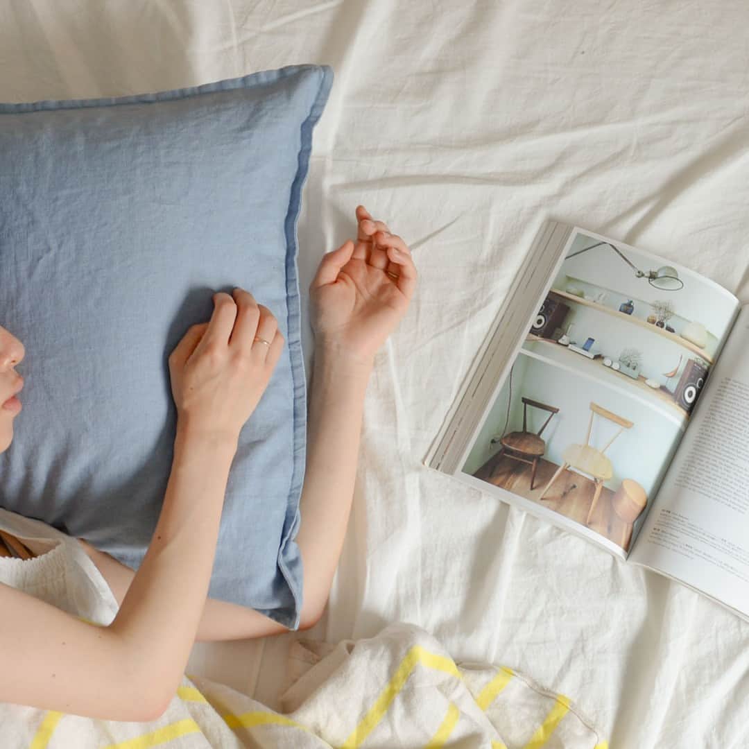 のインスタグラム：「お昼寝も心地よい、リネンのクッションカバー . - - - - - - - - - - - - 私たちも大好きなfog linen workとコラボして、 インテリアが一段と素敵になるような オリジナルクッションカバーを作りました！  例えば疲れて帰ってきたとき、 気持ちの良いクッションを ぎゅっと抱きしめるだけで、 心がほぐれる気がします。  思う存分クッションを 楽しんでいただけるように、 開閉部のファスナーをなくしました。 金具がないから、頬にふれても安心。  生地はリトアニアリネン100％。 洗濯機使用もOKで、 洗うほどに風合いが出てきます。 肌に触れるものだからこそ、 気軽に洗えて清潔感を保てるのは 嬉しいポイントです。  春夏はもちろん、 ウールブランケットなど 冬のインテリアとも相性ばっちりだから、 一年を通じて楽しめますよ。 �. ーーー 掲載のアイテムはこちら▼ ーーー . ☑︎【当店限定】fog linen work / クッションカバー . ▶︎ プロフィールのリンクから、お値段・サイズなど詳しい情報をご覧いただけますよ。→@hokuoh_kurashi . #foglinenwork#リネン#クッション#クッションカバー#interior#インテリア#インテリア雑貨#ファブリック#livingroom#bedroom#お買い物#お買いもの#シンプル#シンプルライフ#シンプルデザイン#暮らしを楽しむ#日々の暮らし#北欧#暮らし#北欧暮らしの道具店」