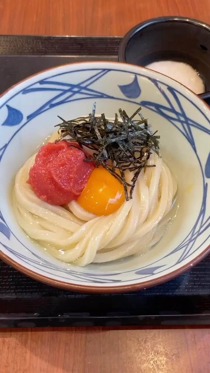 のインスタグラム：「明日試したいと思ったら「🔥」で教えてください！  丸亀製麺を知り尽くす従業員がおすすめの食べ合わせを紹介👇  1．明太釜玉うどん+とろろ注文 2．まずは明太釜玉うどんを味わう 3．明太釜玉を半分食べたらとろろをトッピング 4．濃厚まろやか、後味すっきりな明太釜玉とろろうどんを楽しむ！  ぜひお試しくださいね♪  #丸亀製麺 #丸亀うどん #udon #麺 #うどん」