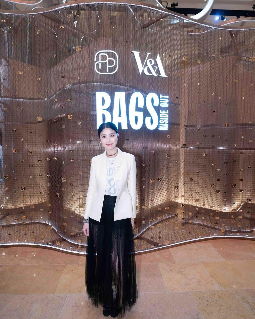 ケリー・チャン（Kelly Chen）さんのインスタグラム写真 - (ケリー・チャン（Kelly Chen）Instagram)「太古廣場舉行嘅V&A Museum 已經開始咗，快啲過嚟了解下每個珍藏手袋嘅背後故事喇❤️👜👛💼🧳🛍️  #VAMuseum #BagsInsideOut #BagsInPlace  Outfit #Dior」6月17日 21時02分 - kellychenwailam