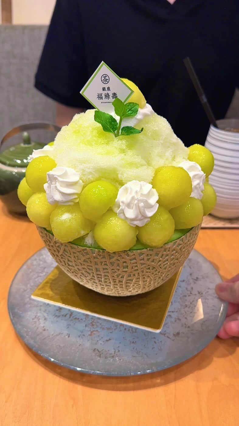 ゆうとグルメのインスタグラム：「🍈高級メロンを丸ごと使った贅沢かき氷🍈 ㅤㅤㅤㅤㅤㅤㅤㅤㅤㅤㅤㅤㅤ 銀座にある福禄寿さん(@ginzafukurokuju)の 「まるごとメロンのかき氷」3000円 ㅤㅤㅤㅤㅤㅤㅤㅤㅤㅤㅤㅤㅤ 銀座駅から徒歩4分ほどのところにある銀座福禄寿さんは、上質なお茶を使ったスイーツが名物の和カフェ！ ㅤㅤㅤㅤㅤㅤㅤㅤㅤㅤㅤㅤㅤ 今回は期間限定のメロンかき氷を注文🍧🍈 ㅤㅤㅤㅤㅤㅤㅤㅤㅤㅤㅤㅤㅤ これはメロン半玉の器にふわふわに削られた氷を盛って、メロン果汁蜜をかけ、丸いメロン果肉をたっぷり盛り付けたまさにメロンづくしの贅沢かき氷！ ㅤㅤㅤㅤㅤㅤㅤㅤㅤㅤㅤㅤㅤㅤㅤㅤㅤㅤㅤㅤㅤㅤㅤㅤㅤㅤ しっかり熟した旬のメロンはみずみずしくしっかり甘みがあるし、濃厚なメロン果汁蜜とふわふわ氷の相性もばっちりで絶品🤤🤤 ㅤㅤㅤㅤㅤㅤㅤㅤㅤㅤㅤㅤㅤ 去年はここのメロンかき氷味が薄いって口コミがたくさんあったけど、今年はリニューアルしてベースにミルクシロップもかけたそうで最後のひと口までしっかりおいしく食べれました！ ㅤㅤㅤㅤㅤㅤㅤㅤㅤㅤㅤㅤㅤ ちかみにかなり大きめサイズだから2人くらいでシェアして食べるとちょうどよいくらいの量だと思う🥄🥄 ㅤㅤㅤㅤㅤㅤㅤㅤㅤㅤㅤㅤㅤ メロンかき氷は1日数量限定だから午前中の時間を狙うか電話でお取り置きしてからぜひ食べに行ってみて！ ㅤㅤㅤㅤㅤㅤㅤㅤㅤㅤㅤㅤㅤ おすすめ！！  —————————————— 📍東京都中央区銀座2丁目8-8 ⏰11:00〜19:00 🛌不定休 🚃銀座駅から徒歩4分 —————————————— #銀座カフェ #銀座グルメ #銀座ランチ #銀座 #銀座福禄寿 #メロン #かき氷 #tokyo #ginza #japantrip   #東京観光 #東京旅行 #instafood #カフェ巡り #カフェ好きな人と繋がりたい #ごはん記録 #おいしい #japantravel #shavedice #melon」