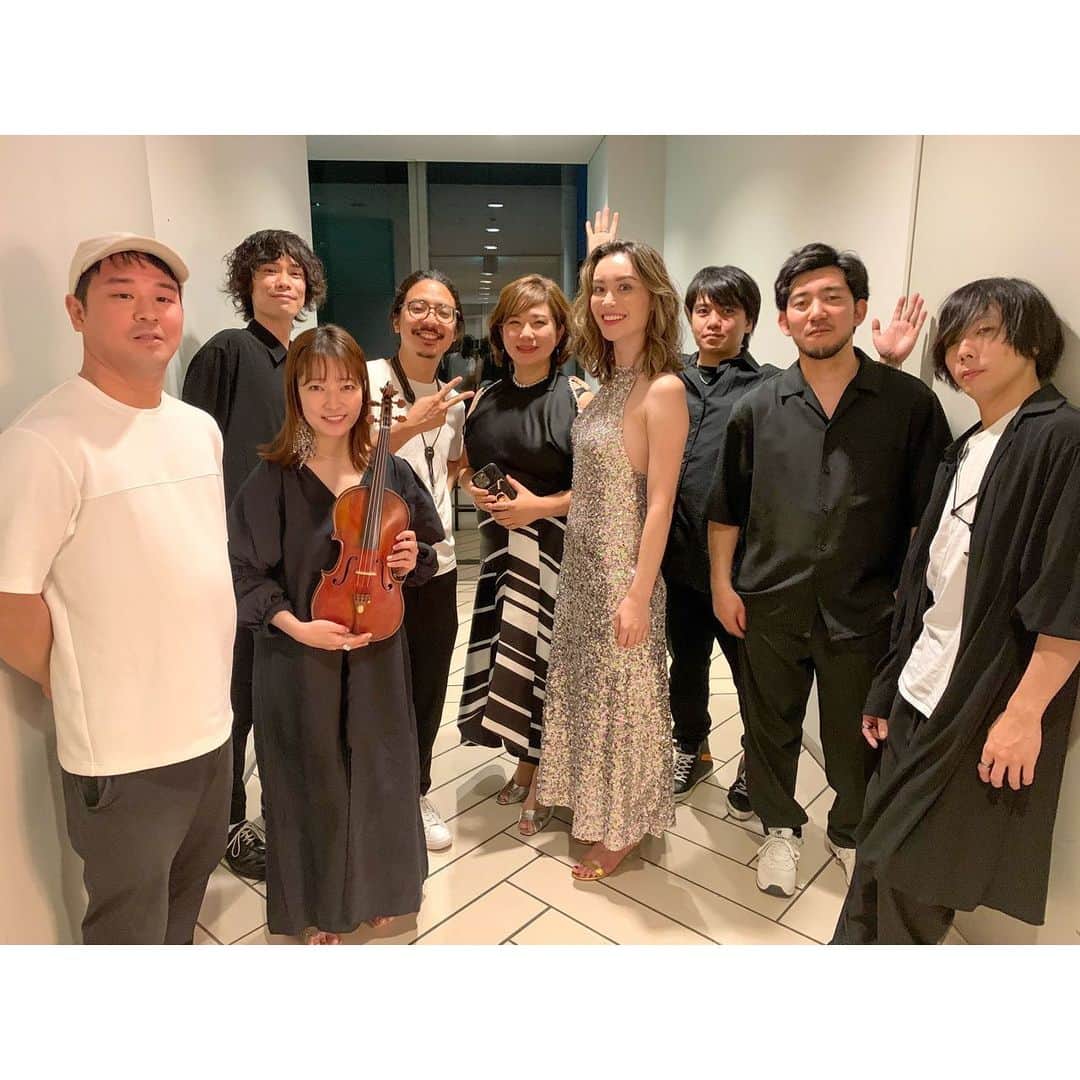 エミ・マイヤーのインスタグラム：「Love this band! What good vibes and so much fun on stage🙌 音楽の力を通して皆さまとの楽しい&素敵な時間をありがとうございました！@shunya.wakai @yukiiro724 @shukanematsu @ryo_rio_konishi @hirokowilliamsjazz @sekiguchimasabumi @yuki_haramoto」