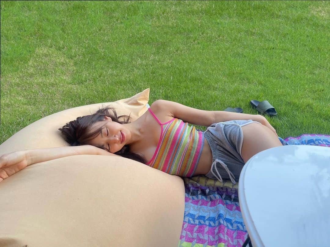 川谷花音のインスタグラム：「Good morning ☀️🌴  起きたらお家のお庭に出てゆっくりする事が日課  なーんて言いたいですね🤭  私、川谷花音は常日頃 ギリギリ行動になってしまうの  相談聞いてー❗️  そうしたくてそうしてるつもりじゃない そうなっちゃうの  身支度しているとあっという間に時間がきてしまうし 気づいたら集合時間なんてこと、はないけど  それは流石に気づくの遅すぎる  何故カップラーメンの3分はあんなにも長いのか？  解決したい問題だけど 世の中には解決しない方が良い事もあるから  って事で このお話はなかった事にしましょう🧏🏽‍♀️  今日はねー めっちゃお菓子食べたい気分🍪 撮影が終わったら思う存分程々に食べましょう🥳  Have nice day 🩷  #japan #japanese #japanesegirl #大学生 #大学生コーデ #女子大生 #女子大生の日常 #大学 #今日のコーデ」