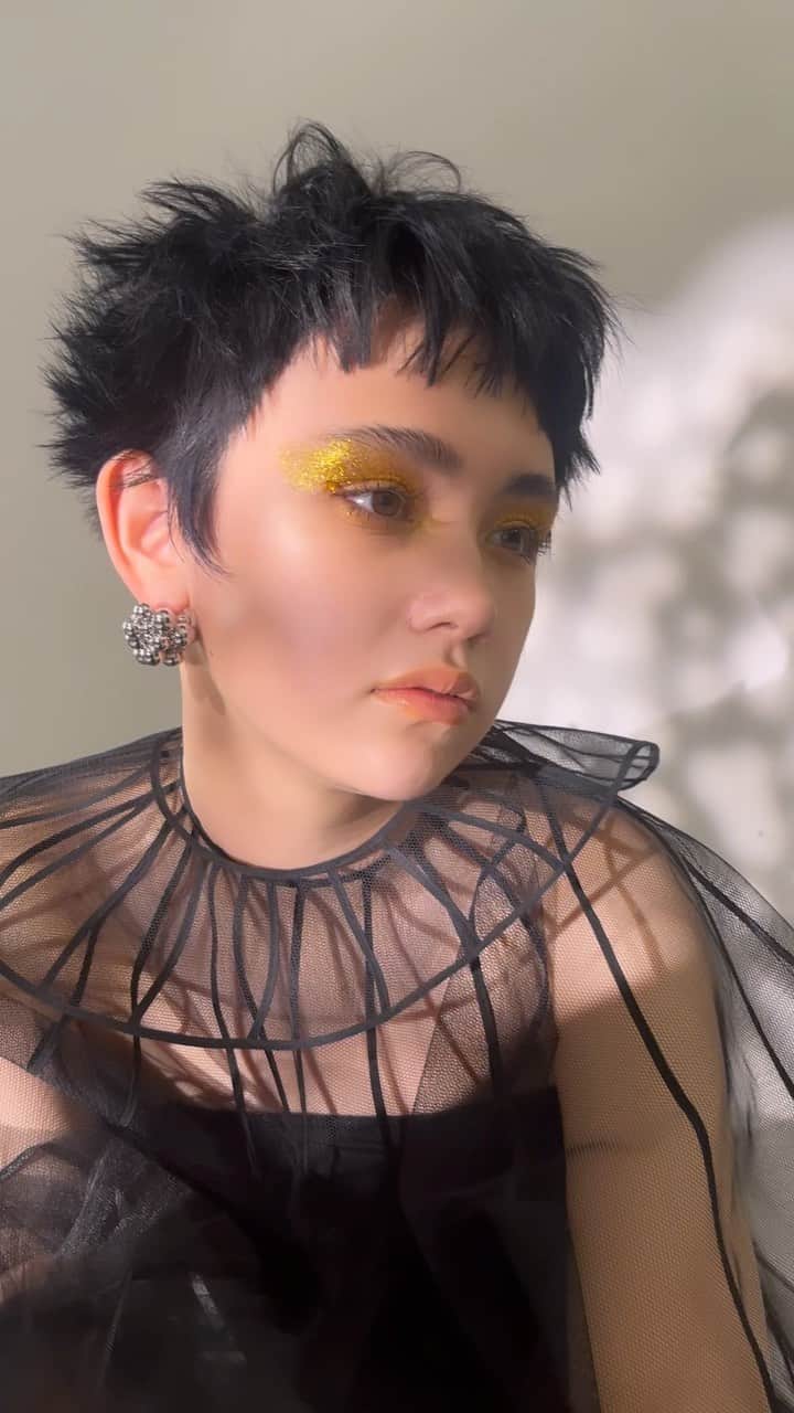 栗原貴史のインスタグラム：「人の手で作る刈り上げが僕は好きです。  理由はどこか柔らかさを感じるからです。 機械的に整ったラインも好きですが、やっぱし手で作るラインが僕は柔らかくて好きです。  19-22までインドネシアに出張に行ってきます！ どうぞ宜しくお願いします！  @peekaboo_newoman_shinjuku @peekabooacademyofficial @peekaboosalonsofficial @peekaboo_webacademy  #新宿美容室  #newoman新宿  #骨格補正  #骨格補正カット #ボブ  #グラボブ  #ショートヘア #ショートカット #ショートボブ #丸みショート #ゆとりショート #shortcut #hairistyle #contrastdesign #contrastcolor #bob #peekabooneeomanshinjuku」