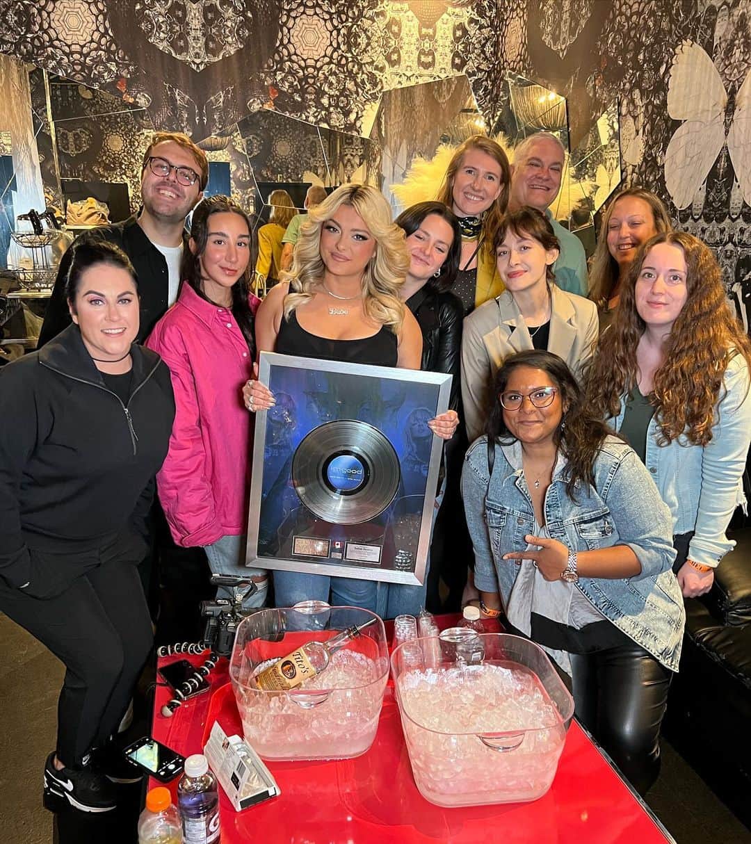 Bebe Rexhaさんのインスタグラム写真 - (Bebe RexhaInstagram)「Not trying to be corny, but I’m definitely having the best fucking tour of my life. Seeing your faces every night just makes me happy and my heart is so full. Alsooooo I’m Good is 6X platinum in Canada. Blessed. 💖」6月18日 6時31分 - beberexha