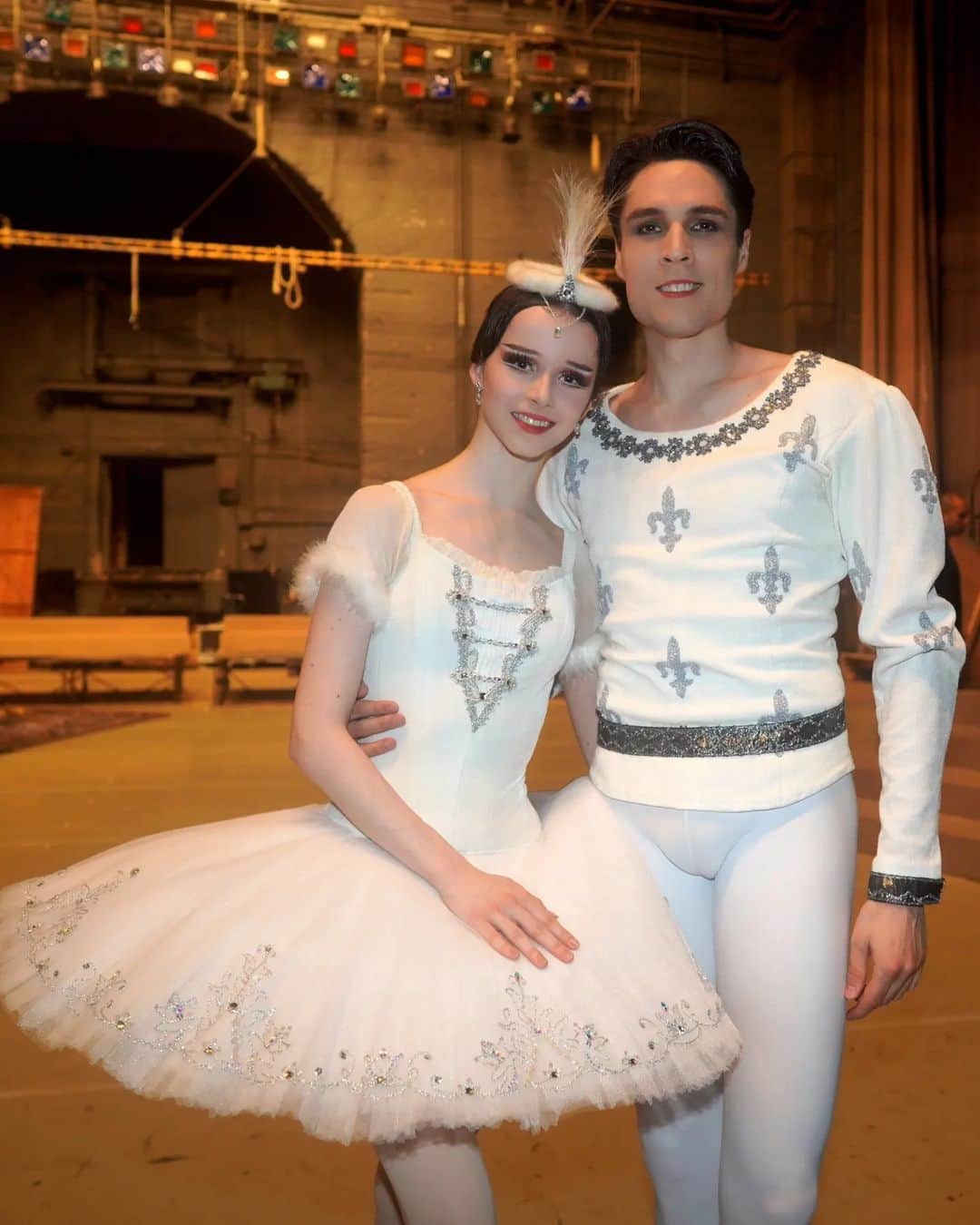 マリア・コーレワのインスタグラム：「"RAYMONDA" 17.06.23 🗡 What a BLAST! Genius ballet, true poetry in motion, an absolute honor to dance ❤ Thank you, my dear knights @timur.askerov and @konstantin__zverev_ 😍 Thank you to my beloved coach Elvira Tarasova for working on every little detail with me 🙏🏻  "РАЙМОНДА" 17.06.23 СЧАСТЬЕ! Гениальный балет, настоящая поэзия в движении, и какая это честь выходить в нём на сцену ❤ Спасибо моим чудесным рыцарям @timur.askerov и @konstantin__zverev_ 😍 Спасибо любимому педагогу Эльвире Геннадиевне за то, что замечала каждую деталь и так кропотливо со мной работала 🙏🏻」