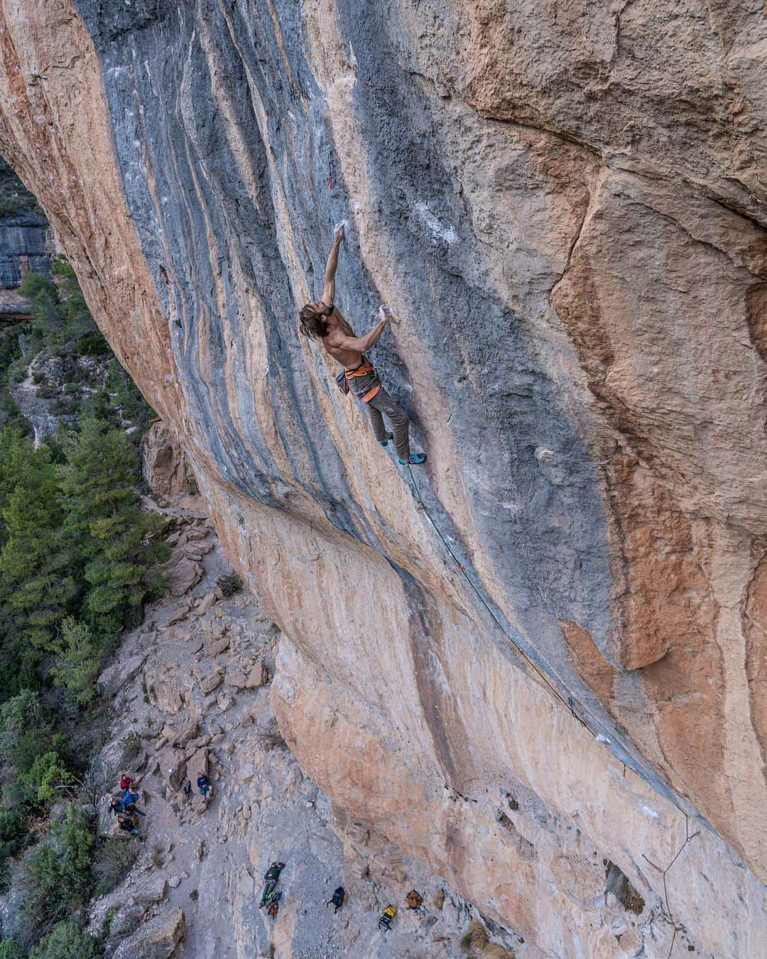 クリス・シャーマさんのインスタグラム写真 - (クリス・シャーマInstagram)「You can almost hear the PASSAT!!  @chris_sharma on the first ascent of Sleeping Lion (9b+/5.15c), El Pati, Siurana.  📷: @giancolafoto  #makeithappen #climbing #siurana」6月18日 6時29分 - chris_sharma