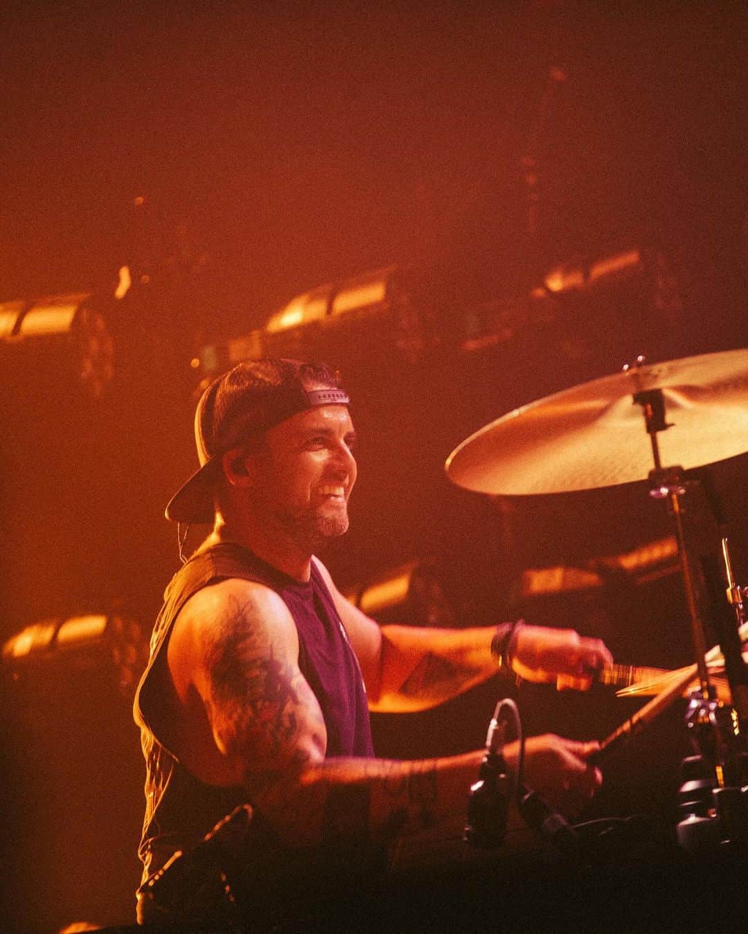 リアン・ドーソンのインスタグラム：「Feeling refreshed and more grateful than ever to be in this band. Thank you all for one of my favorite tours, thank you for looking out for one another at the shows, thank you for spreading love and happiness and laughing at those who don’t. All Time Low FOREVER. @salmabustos you are a damn queen in front of and behind the lens.」