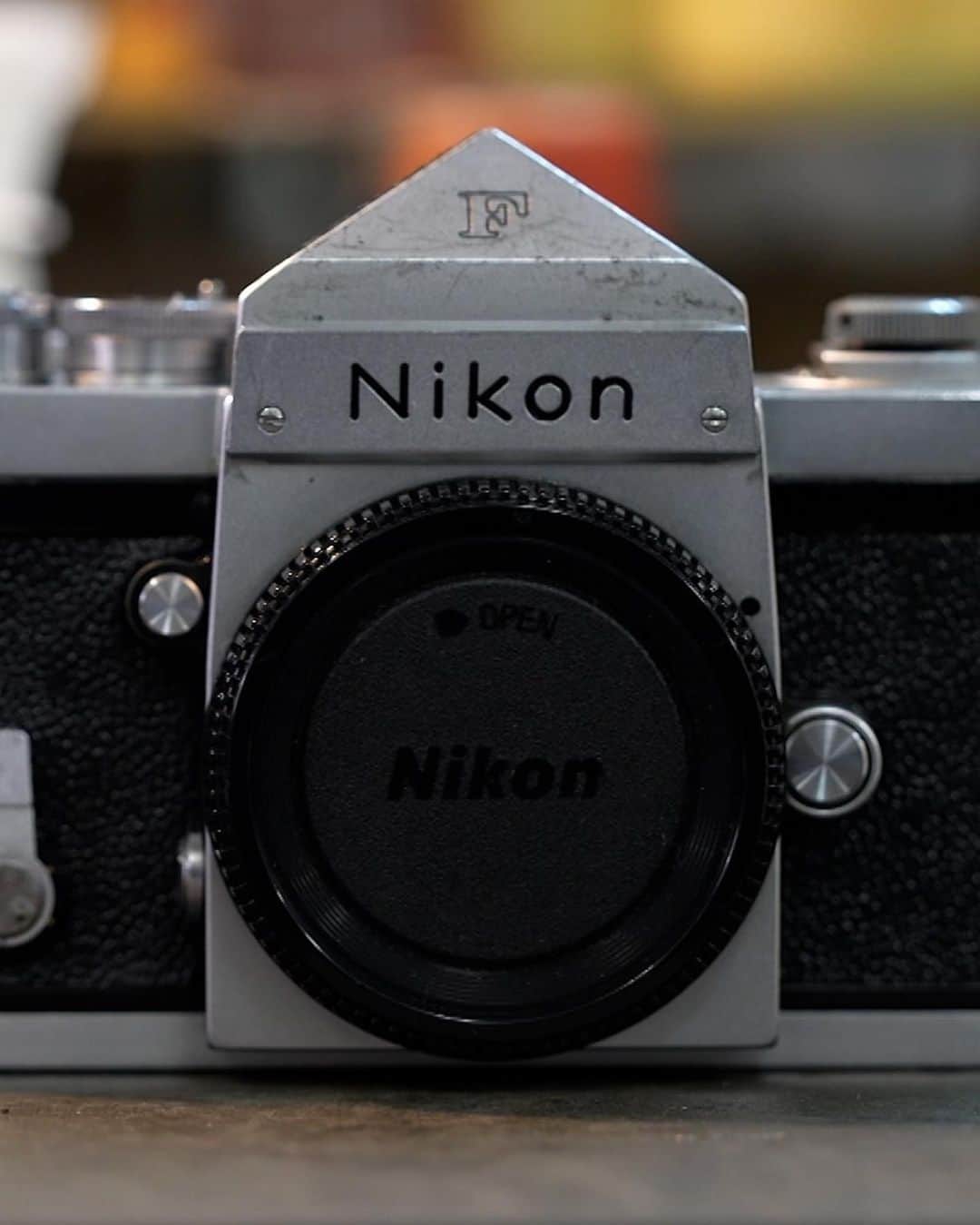 前川泰之さんのインスタグラム写真 - (前川泰之Instagram)「出演情報です。  僕がナレーションを務めるBSフジ  『名品再生　　〜ネオレトロの世界〜』  本日6/18あさ9:00〜放送です。 今日ご紹介する名品は『Nikon F』。 僕は亡くなった父が趣味でカメラをやっていたので、子供の頃からこういうフィルムカメラを『カッコいいなぁ✨』といじらせてもらっていたので、聴き覚えのあるシャッター音とか独特のカメラの匂いとか思い出して懐かしく映像を見ながらナレーションをさせてもらいました。  是非ご覧くださいね。  #名品再生　#フィルムカメラ　#ニコンf #ナレーション　#職人」6月18日 6時48分 - maekawa_yasuyuki_official