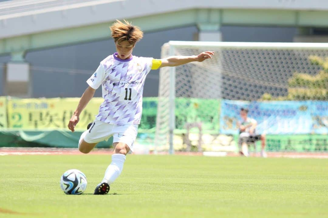 松本翔のインスタグラム：「. JFL第12節 ／ vs FCティアモ枚方(2-2)  チームとして1週間必死に準備してきた昨日の試合。勝ち切れた試合でもあるし結果に反省もある反面、自分たちがやろうとしたことに自信もってチャレンジも出来たと思う。また毎日を積み上げてもっと細部にこだわってタフに強くなる。  #レイラック滋賀#11#滋賀#shiga#JFL#サッカー選手#こども園」