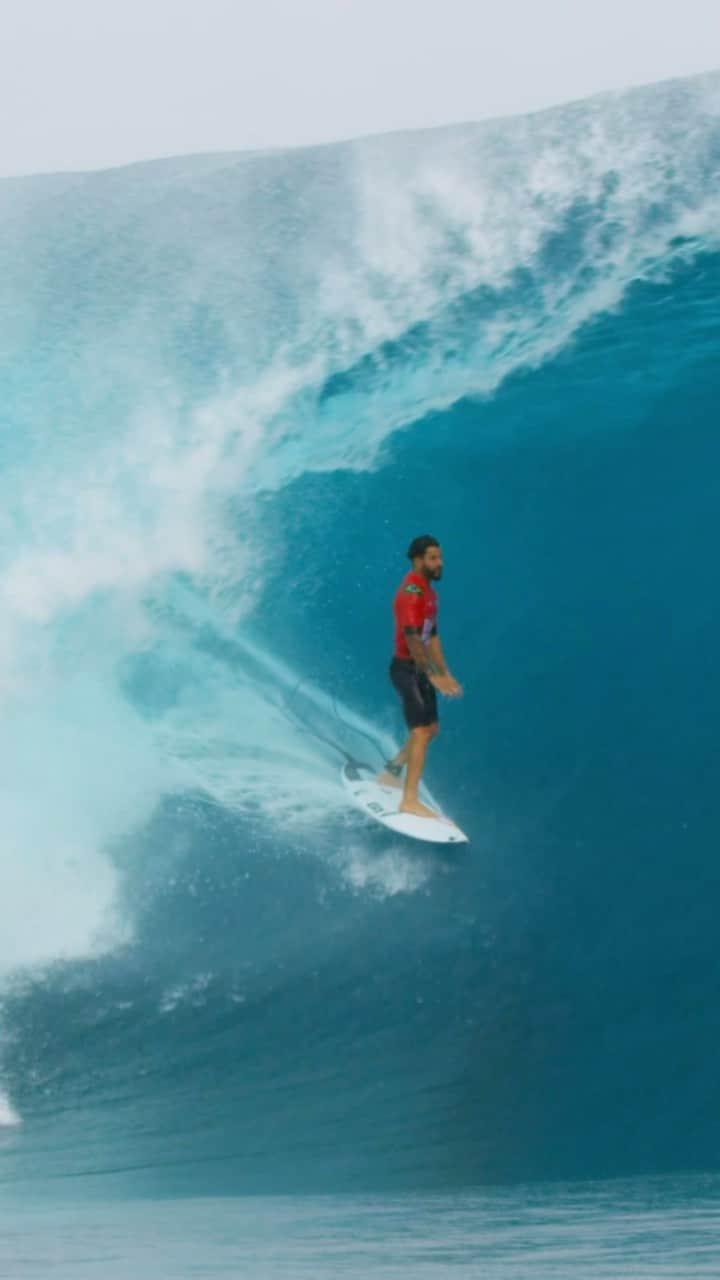 イタロ・フェレイラのインスタグラム：「Dia internacional do surf 🏄‍♂️   Muito grato a Deus pela oportunidade de viver através do esporte e inspirar pessoas pelo mundo.  Continuo sonhando e buscando evoluir todos os dias!   “ Nossa onda é infinita “  Viva o surf ✨」