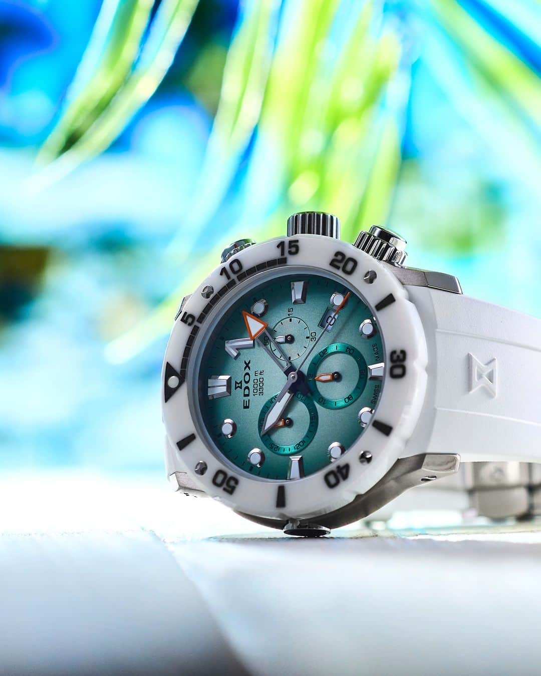 エドックスのインスタグラム：「#クロノオフショア1コレクション CHRONOFFSHORE-1 CHRONOGRAPH   ベゼルとラバーストラップは文字盤のカラーを美しく引きたてるホワイト。アローハンド分針先端の縁取り、秒針、30分・12時間積算針・クロノグラフ針はアクセントカラーとして鮮やかなオレンジ色を施しました。 半袖シャツやTシャツが活躍するサマーシーズンに相応しい、軽快で爽やかな印象の #ハイスペダイバーズ です。  ___ #EDOX #エドックス #高級腕時計 #防水時計 #ダイバーズ #ダイバーズウォッチ #街ダイバーズ  #クロノオフショア1 #クロノオフショア１  #腕時計コレクション #腕時計のある生活 #腕時計のある人生 #腕時計マニア #腕時計大好き #メンズ腕時計」