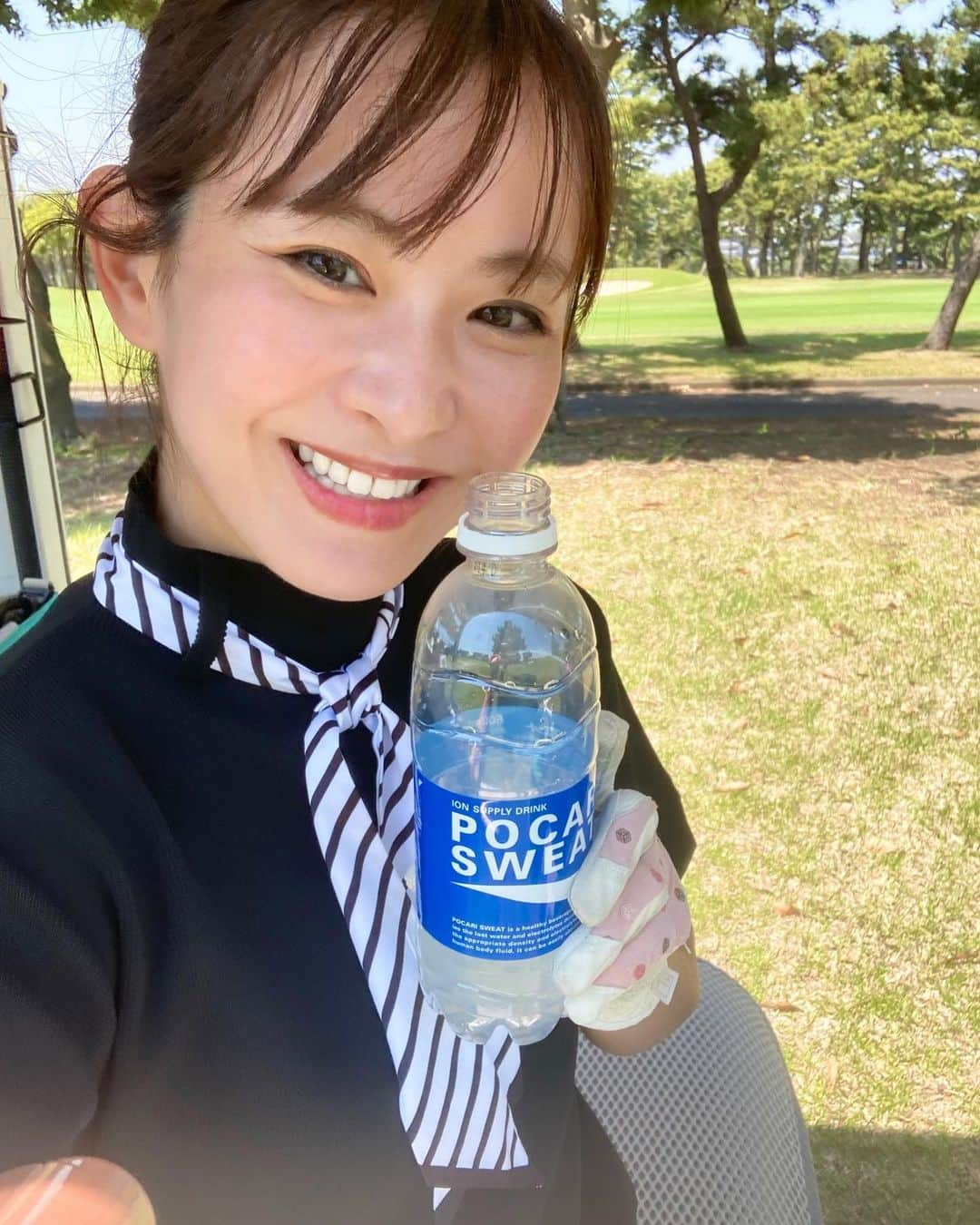 中庄司愛希のインスタグラム：「暑くなってきた🍉✨  ラウンド中のポカリ🧊美味しいよね⛳️  #ポカリスエット #ポカリ #ゴルフウェア #ゴルフコーデ#ゴルフ女子 #ゴルフファッション #高尔夫 #ゴルフ #ゴルフコーデ  #골프」