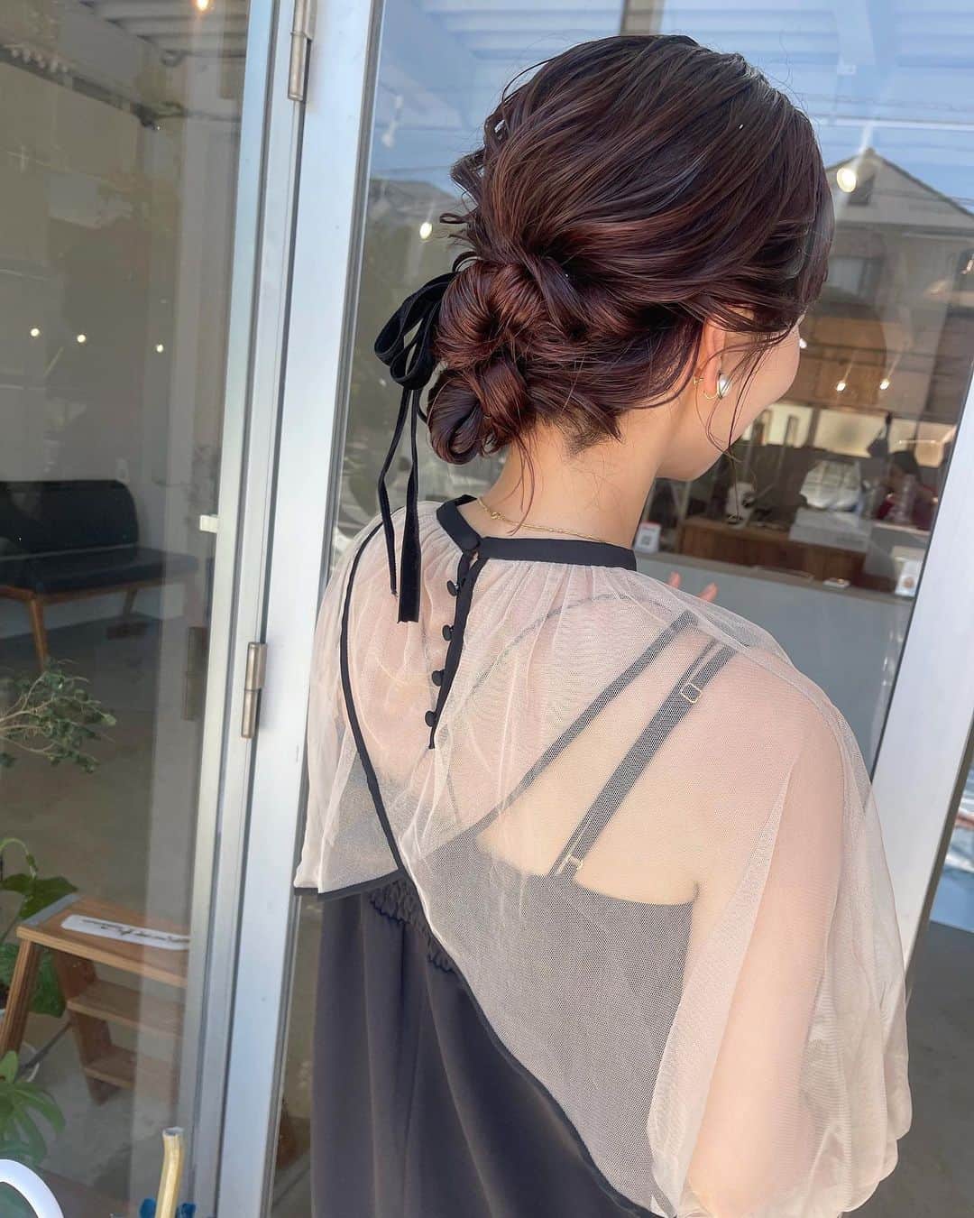 sakincho1028のインスタグラム：「お呼ばれset×make🌼 どこから見ても可愛く🎗 おまかせありがとうございました🐏💫  #sakinchohair  #hairarrange#hair#arrange#hairset#ヘアアレンジ#アレンジ#ヘアセット#豊橋#美容室#豊橋美容室#結婚式#ブライダル#ヘアメイク#メイク#お呼ばれヘア#セルフアレンジ」