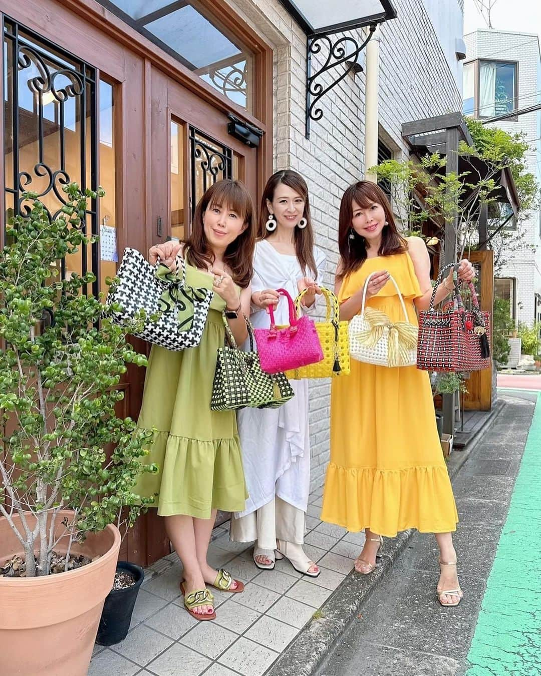 里井真由美さんのインスタグラム写真 - (里井真由美Instagram)「おはようございます〜💛💙🤍  バリニーズバッグの新作持って、 ブティック「恋のトリコ」のお洋服着て、 ジャンナッツ紅茶飲みつつ、 ポニーテールでお出かけ〜  張り切ってるで😆🤍  。。。  バリニーズバッグは6/17.18.19の3日間、東京・池ノ上のブティック「恋のトリコ」でポップアップ出店されています🤍  @koinotorico  @alonalonbalibag   初日に3人で伺ってきました♡  バリニーズバッグは普段はお取り寄せのみなので、実際に見て持てるチャーンス🙌  トップページで着ているお洋服は、肩の所がデニムで、ぜーんぶ白の総レースなの。オーナー聡子さんの厳選♡新作でございます🤍 @channel.satoko   インナーにはショートパンツ履いてカジュアルめに着てますが、白ワンピースに重ね着したり、違う色を透かしても可愛いかも🤍💙　  お洋服とバリニーズバッグを合わせて持つのも楽しいですよ〜　店内で色々見てね🤍いっぱいございますよ  🔻バッグは6/17.18.19の3日限定です  ブティック「恋のトリコ」　 池ノ上駅　徒歩2分 世田谷区代沢2-7-10 @koinotorico   。。。  バッグもお洋服も色々揃えたので、 またご紹介しますね♪  。。。。  janat紅茶飲みつつ〜 @janat_paris   行ってきまーす🤍💛💙  楽しい日曜日を お過ごしくださいね〜🎵🎵🎵  。。。  #バリニーズバッグ#恋のトリコ#ホワイトコーデ#ポニーテール#里井真由美#おでかけ #お出かけコーデ #フードジャーナリスト里井真由美 #janat#池ノ上#デニムワンピース #白が好き #白#日曜日#bali#バリ島#balinesebag #balinese #japanese #japanesegirl」6月18日 7時12分 - mayumi.satoi