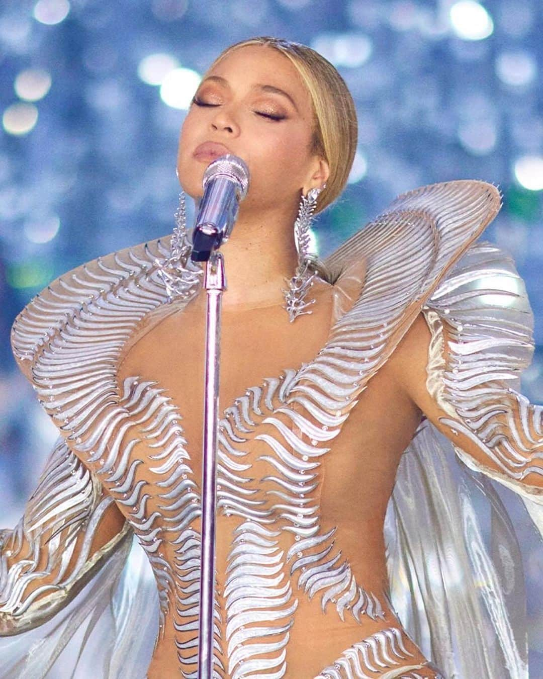 Iris Van Herpeさんのインスタグラム写真 - (Iris Van HerpeInstagram)「Incredibly honored to create this custom look for @Beyonce for her Renaissance world tour🤍  #irisvanherpen #hautecouture #beyonce #renaissanceworldtour」6月18日 7時23分 - irisvanherpen