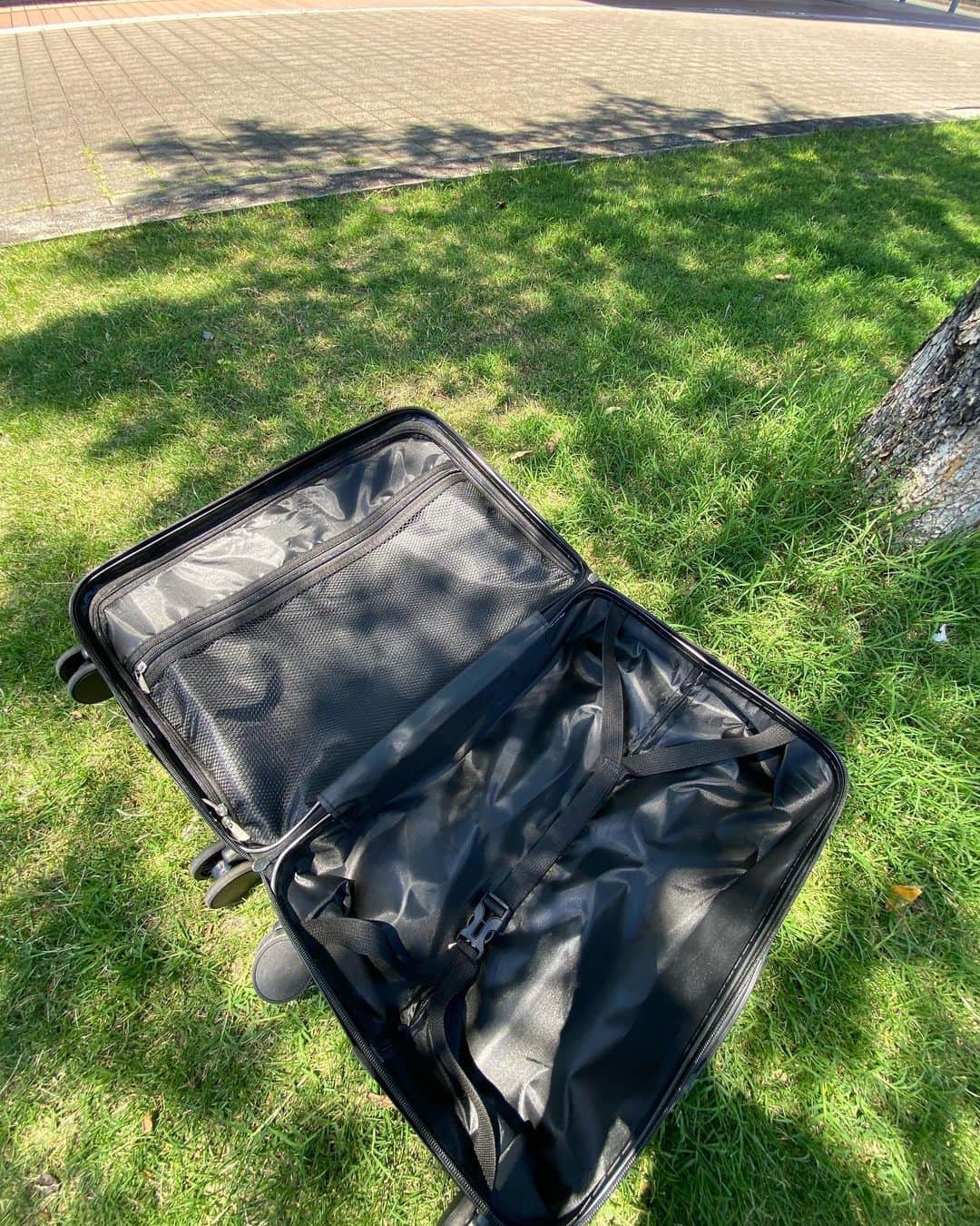 マキさんのインスタグラム写真 - (マキInstagram)「おはようございます🌞  今日も暑くなりそうですね！ 水分補給して体調に気をつけてくださいね。  最近、機内持ち込みできと軽いスーツケースを探していたんだけど、めっちゃ良いのを見つけたよ‼️  機内持ち込みだと7kgとかで、あまり重いとオーバーしちゃうから、これ見つけれてラッキーでした😊  @arudake_shop   超軽量　たった3キロ 4輪付きで360度回転なのでストレスフリーで移動も楽👍  キャリーバーが3段階に調節可能だよ。カラバリは１０色あって、私は黒を選んだの。  2泊くらいまでなら余裕で入る35Lで、たっぷり入るよ。  こんなに軽くて移動しやすいから、これからヘビロテしちゃう‼️  早速、旅行に大活躍してくれたよ  今日も笑顔で素敵な一日を😊  いつもいいね👍コメント📝ありがとうございます♥️  #PR  #スーツケース #キャリーケース #旅行 #機内持ち込み可能 #旅行コーデ #あるだけショップ #あるだけショップ楽天市場店#国内旅行#沖縄#北海道#石垣島#次どこ行く？#女子旅#アラフィフ女子#ブラックコーデ」6月18日 7時18分 - maki_s0205