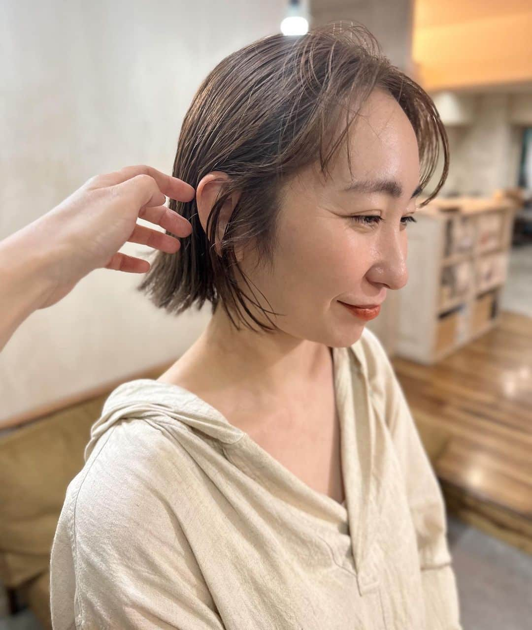 松原加奈恵のインスタグラム：「とてもよくお似合い、素敵です🧡  menu:cut color treatment  naluhair【 ナルーヘア 】 大阪府大阪市西区北堀江1-3-10 エクセルコート北堀江　202  最寄駅 四ツ橋(5番出口)  ※2023/7/1より産休に入らせていただきます。  〰️〰️〰️〰️〰️〰️〰️〰️〰️〰️〰️〰️〰️  #ボブの沼#大阪ボブ#ミニボブ#外ハネボブ#ベージュ #ミニマムボブ#ぷつっとカット#イメチェン #ベージュ#くすみカラー#ボブカット #大阪美容室#心斎橋美容室#堀江美容室#似合わせカット」