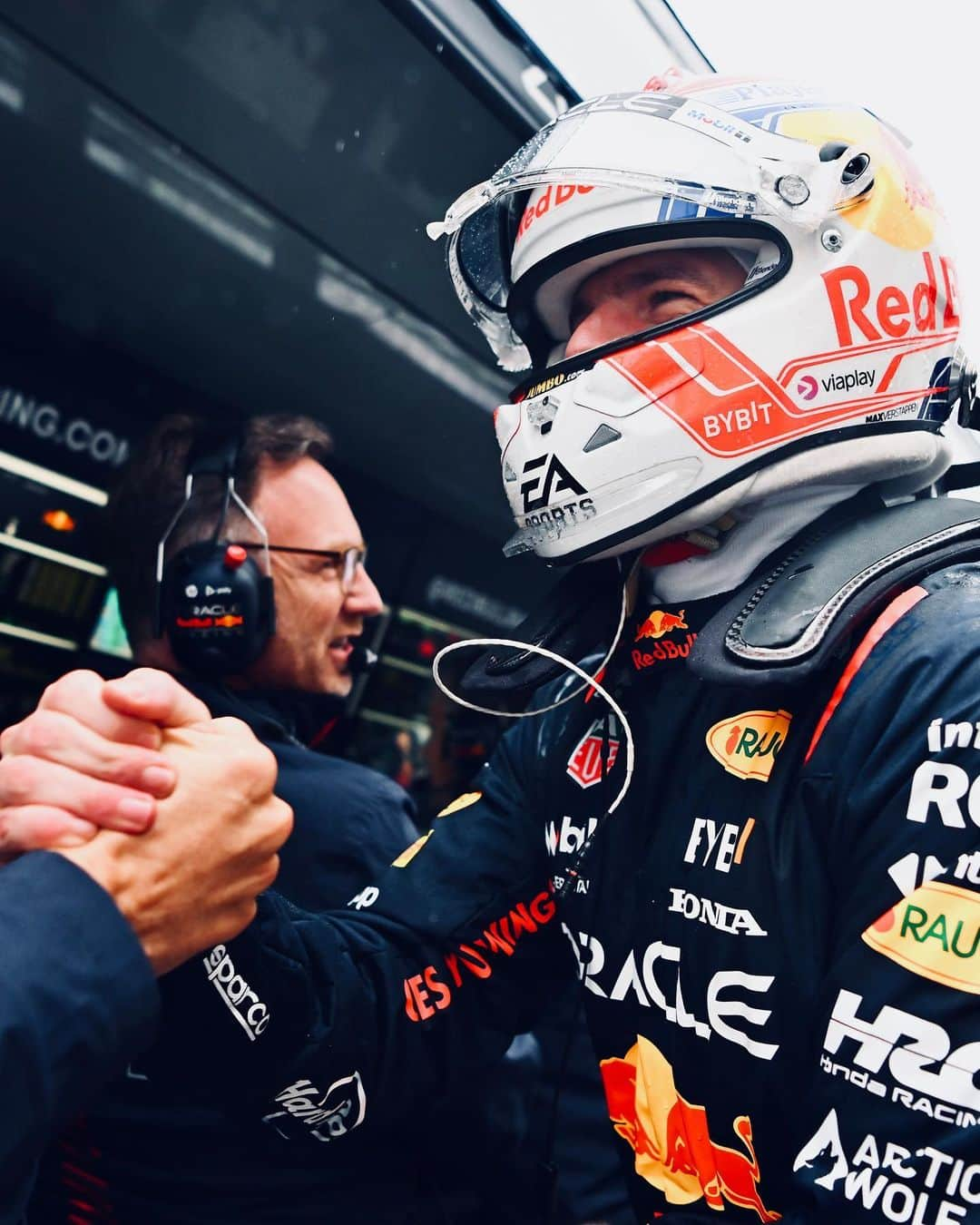 マックス・フェルスタッペンさんのインスタグラム写真 - (マックス・フェルスタッペンInstagram)「Pole Position 💪  We had a great car and made the right calls, so excellent job by the team @redbullracing 👏 A massive thank you goes out to all the fans who conquered the rain to support us 🍁🙌   #CanadianGP」6月18日 7時19分 - maxverstappen1