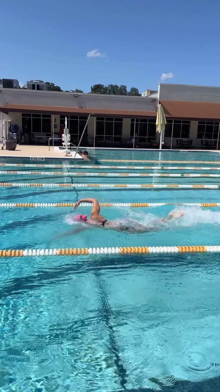 Julieのインスタグラム：「Running’s got my shins feeling a little sore, so getting back into the water to recuperate🧜🏼‍♀️🧜🏼‍♀️ . . . #swimmer #summerjulep #swimming #swim #swimlife #swimmerslife #swimtechnique #goswimming #swimmersofinstagram #instaswim #instaswimming #mastersswimming #instaswimmer #usaswimming #swimtraining #swimpractice #runswim」