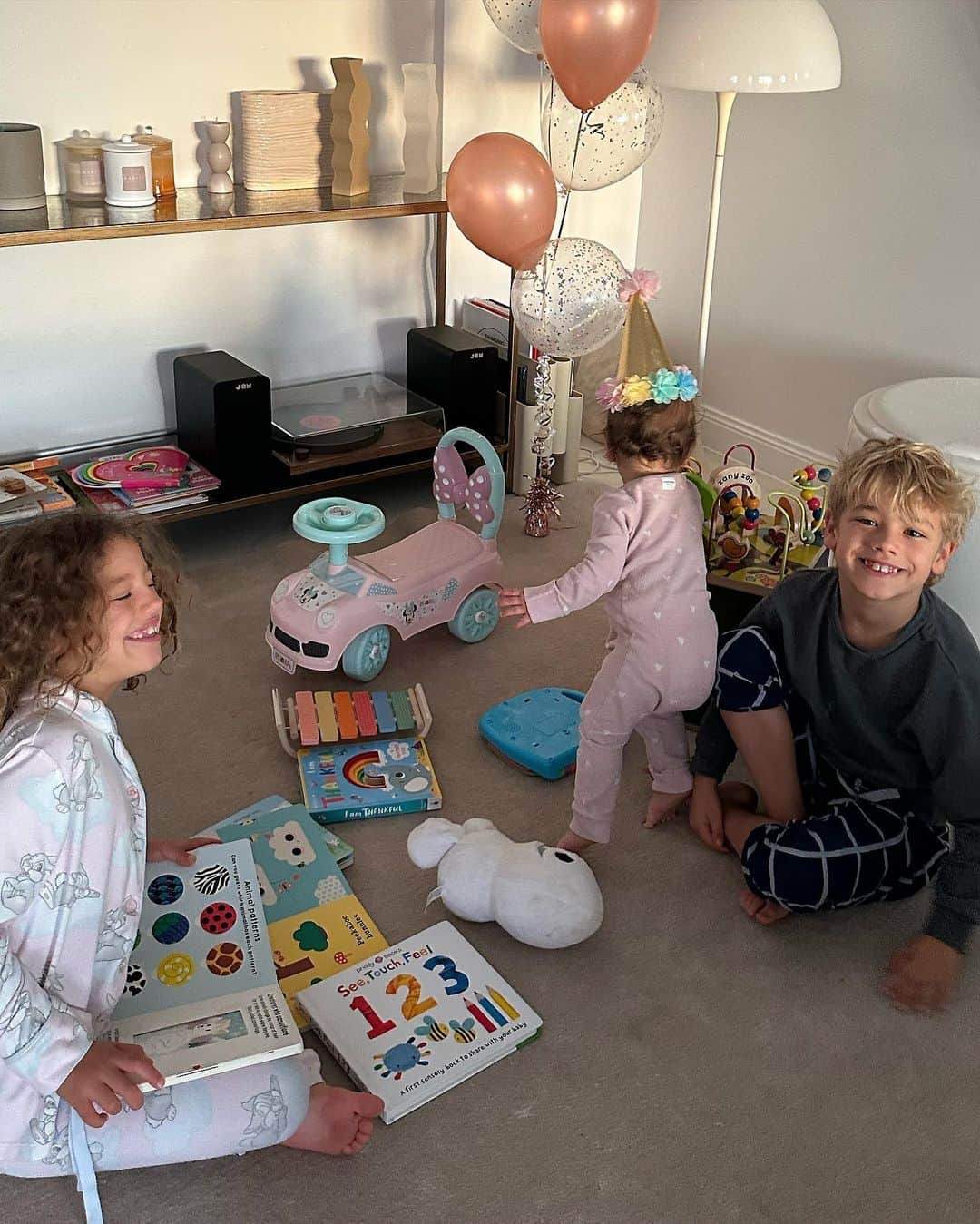 Tammyさんのインスタグラム写真 - (TammyInstagram)「A morning filled with laughter love & music ♥️♥️♥️ happy birthday Posy wormie girl」6月18日 7時21分 - tammyhembrow