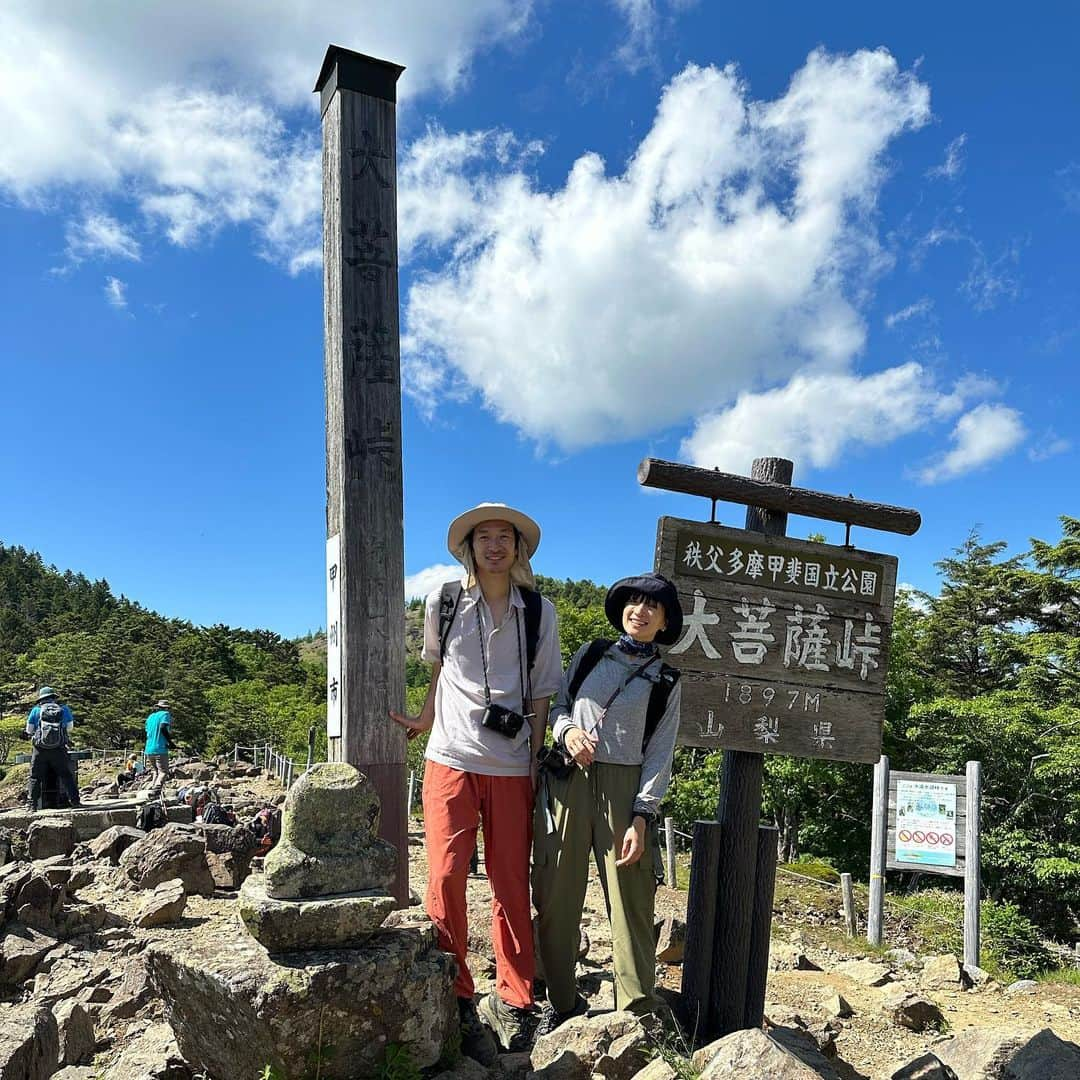 安井達郎さんのインスタグラム写真 - (安井達郎Instagram)「久しぶりに大菩薩嶺登りました。 天気、気温完璧☀️ 木々の緑、稜線からに眺めも美しくとてもリフレッシュができた山歩でした。  今回リヨセルという天然素材のシャツを初めて着たのですが、乾きも早めでサラッとしてて、いつもなら下山後着替えるのですが、そのまま帰えれたほど快適で、とても気に入りました。カラバリでもう1着ほしい笑(PRじゃないっす)  帽子 #モンベル シャツ @houdinisportswear_japan  ズボン @yamatomichi  サングラス @oakleyjapan  カメラ @leica_camera_japan   #leicaq2」6月18日 7時32分 - tatsuroyasui