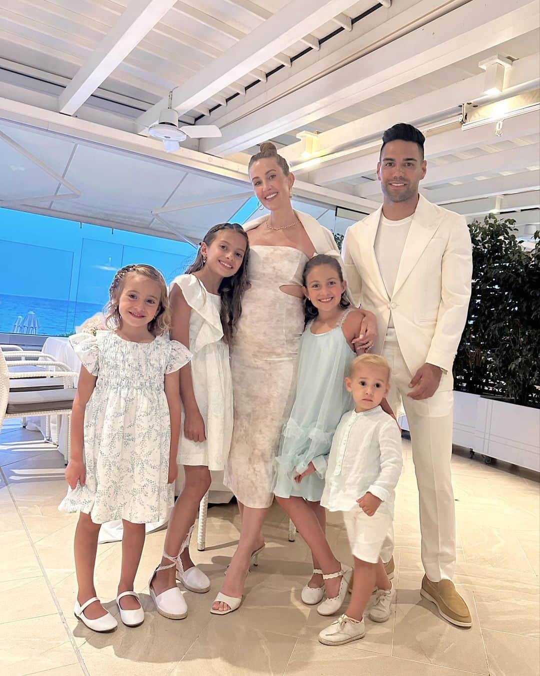 ラダメル・ファルカオのインスタグラム：「Celebramos y agradecemos a Dios por tu vida amor nuestro. No llegamos a expresar con palabras lo que significas para  nuestros hijos y para mi. quizás, con nuestras demostraciones de cariño, celos o enojos para contigo, te han hecho entender cuánto te amamos y necesitamos. Feliz vida amor🫅 @loreleitaron te amamos.」