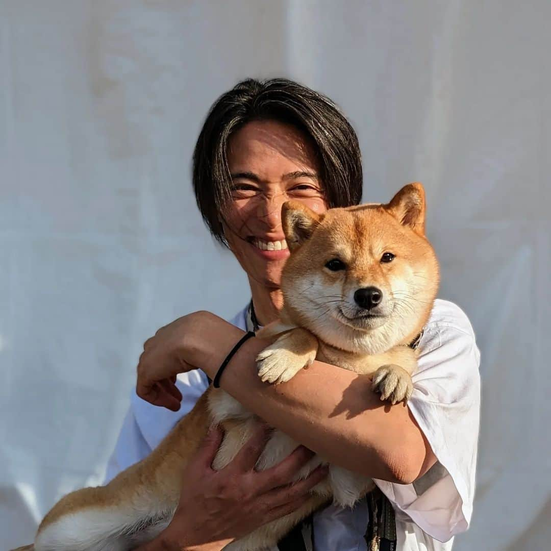 久保裕丈さんのインスタグラム写真 - (久保裕丈Instagram)「暑くなると圧倒的に歩かなくなる犬。 のわりに、おとなしく抱っこされてない犬。 父ちゃんも結構暑がりだし汗かきだから8キロ抱えて歩くのタイヘンなのよ。 #柴犬　#shibainu #shibalife #豆柴 ？」6月18日 7時43分 - hirotakekubo