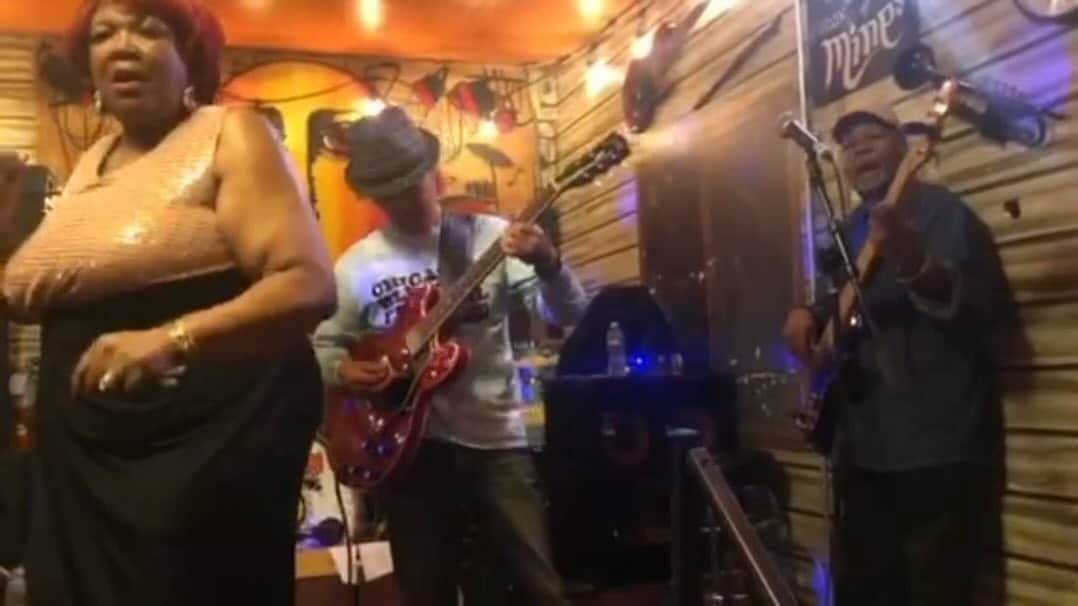 菊田俊介のインスタグラム：「Back in Chicago. Had a great time jamming with incredible Nora Jean Wallace!」