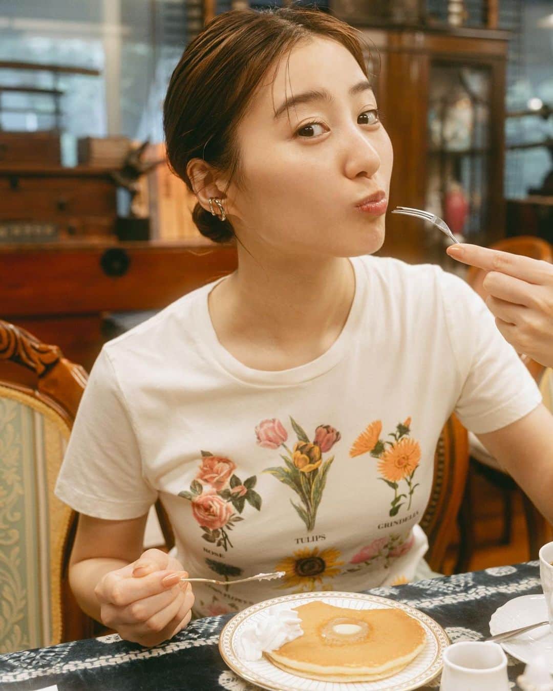のインスタグラム：「THE  PANCAKE GIRL🐇  「君と歩く1キロメートル」 by ENCOUNTER MAGAZINE  撮影　武井宏員さん @take1official ヘアメイク　くつみ綾音さん @ayane_923  スタイリスト　谷川夢佳さん @yumeka91」