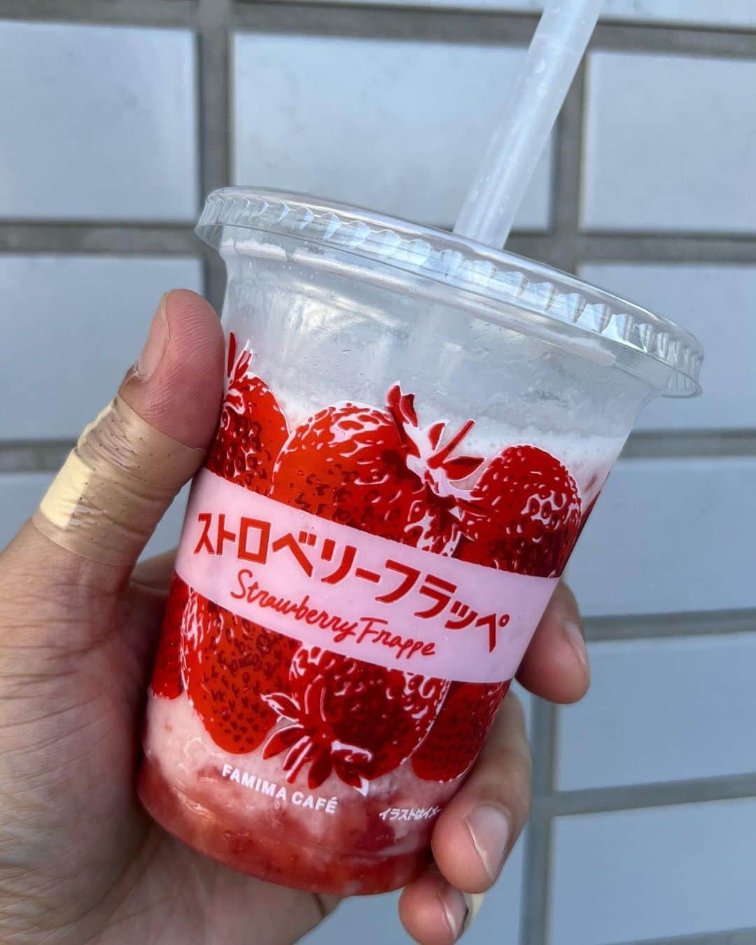 靖乃のインスタグラム：「今日は暑かったからついつい飲んでしもたなぁ〜😁 そろそろフラッペ・フラペチーノの季節ですねぇ  皆様、冷房で身体を冷やしたりせぬ様にくれぐれもお気をつけて‼️  #靖乃 #ハイダンシークドロシー #淡路島 #ピン毛 #ファミマ」