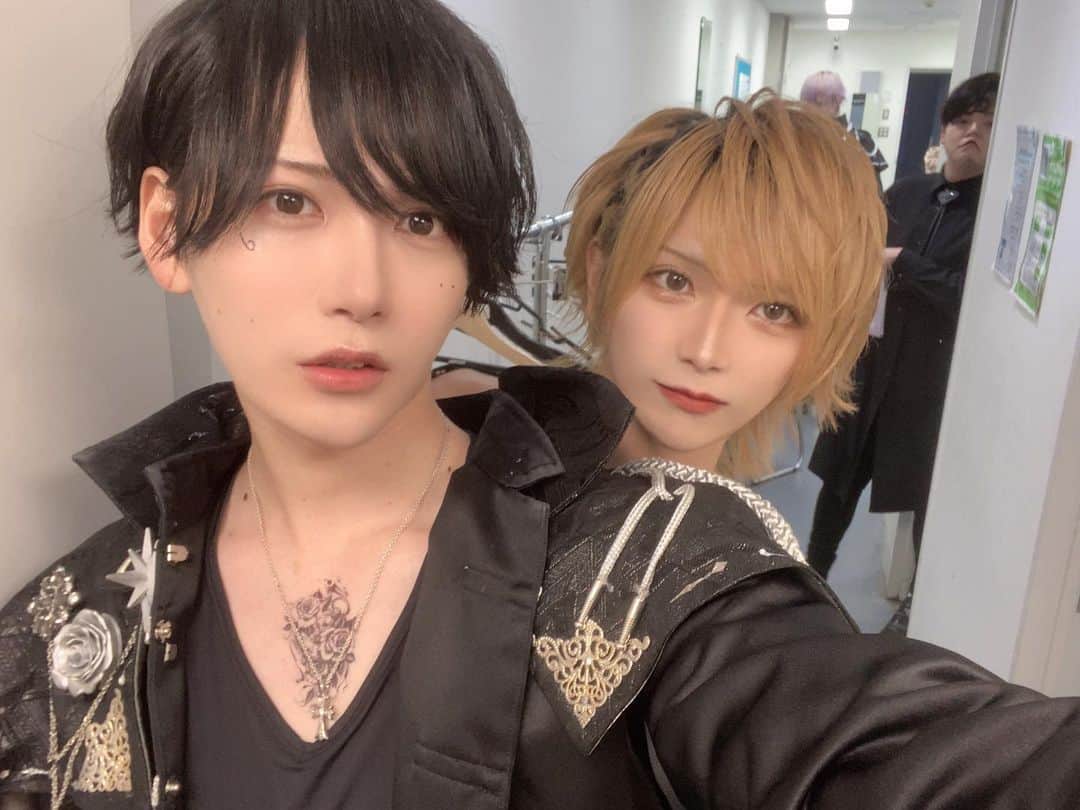 榊原尚のインスタグラム：「なんかついてくる疫病神と  #こいつが #かわいい #むかつく  #かわいい #かっこいい #フォロー #フォローミー #me #l4l #instafashion #instagood #instagram #instagramers #selca #selfy #selfie #insta #instalike #follow #followme #likeforlike #f4f  #山田涼介 #heysayjump #ジャニーズ #雰囲気 #アイドル #」