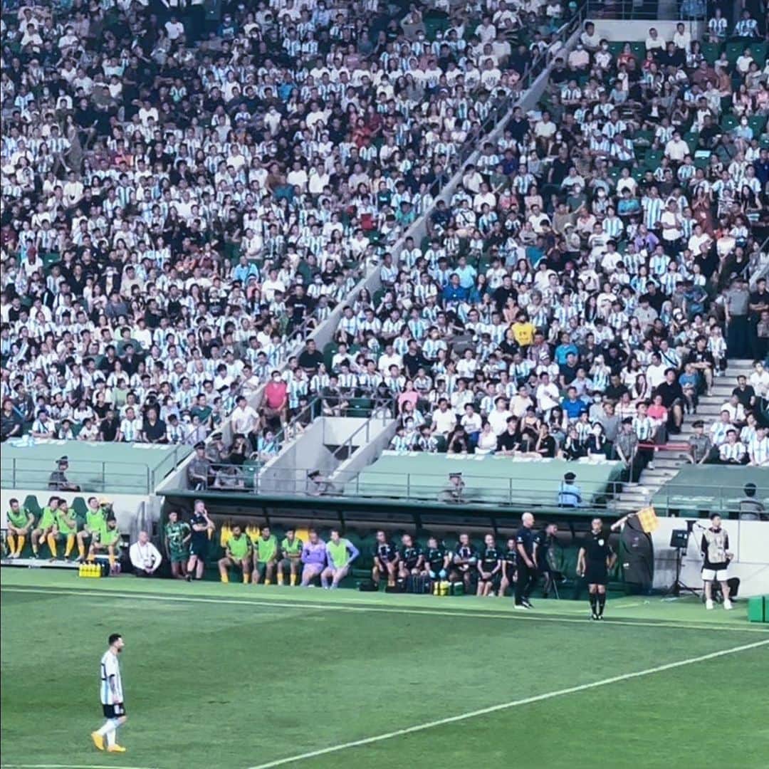 プリンス・マックさんのインスタグラム写真 - (プリンス・マックInstagram)「Best photo of me and Messi @leomessi the only one in yellow hahaha #socceroos #australia #messi」6月17日 22時53分 - henry_princemak