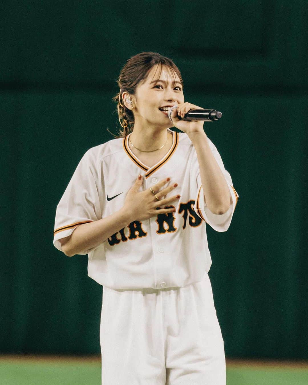 足立佳奈のインスタグラム：「夢のような時間でした。  幼い頃から巨人ファンでもあり、 野球少女でもあった私がシンガーソングライターとなって、 音楽を通して昔とは違う形で野球と繋がらせてもらえたことが何より幸せでした。 選手と皆さん、ファンの皆さんの前で、「Good day」という曲を歌いました！ エールが少しでも届いていたら嬉しいです！！  試合結果は、 サヨナラ逆転スリーランホームランでジャイアンツが勝利し、私もスタンドで全力でタオルを振りました！！私にとって一生忘れられない試合になりました！」