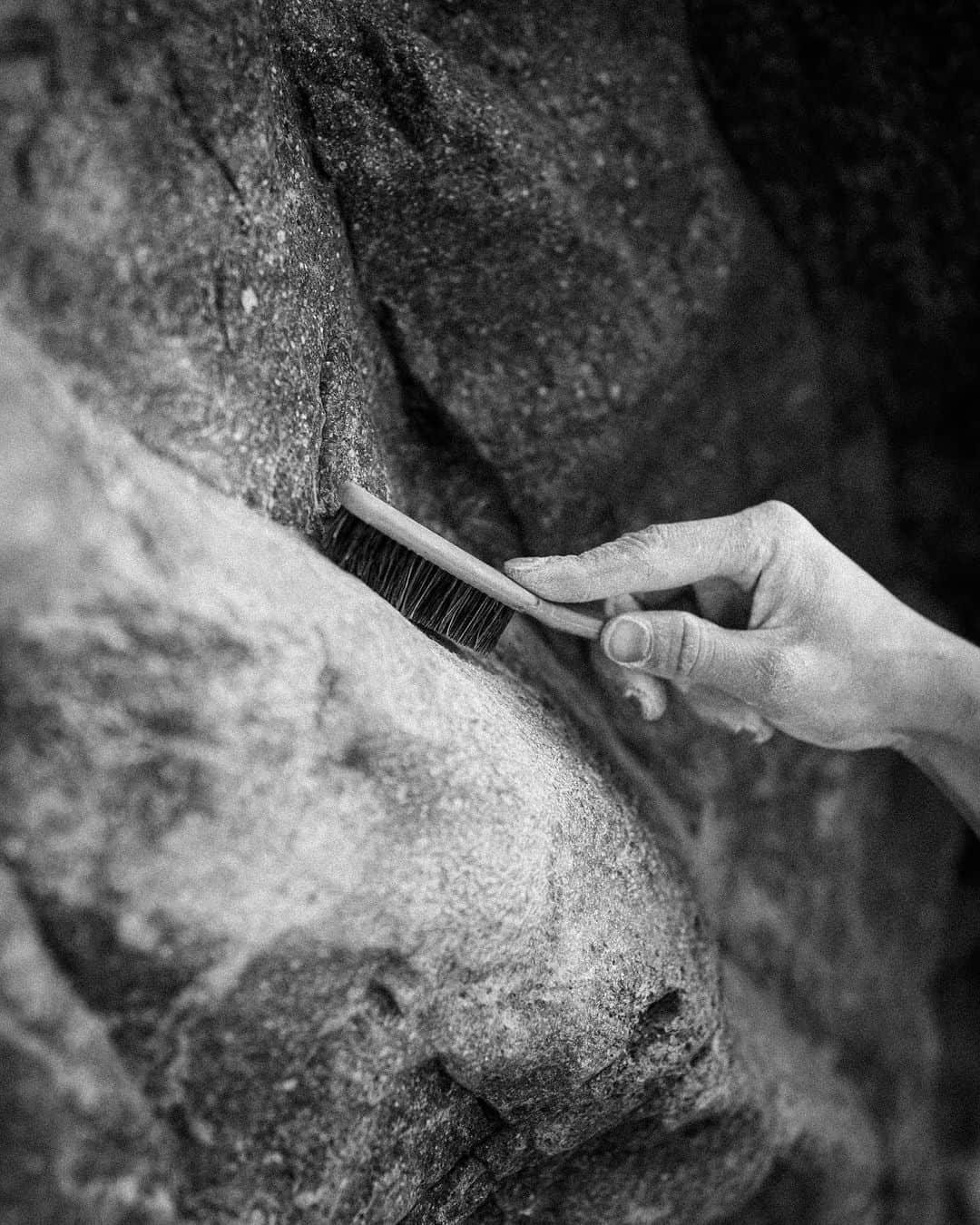 村井隆一さんのインスタグラム写真 - (村井隆一Instagram)「Thanks @flathold for amazing brushes! Brushing is regarded as a manner for preserving the climbing environment and maintaining the landscape, but above all, it is an essential element to push your limits. Keep it clean!  #climbing#bouldering#ボルダリング @rokdo_team @frictionlabs @organicclimbing @unparallelup @rockmasterhq @team_edelrid @clover_resole @climbskinspain @urban_basecamp_shinjuku @basecamp.import @basecamponlineshop」6月17日 23時06分 - ryu____1