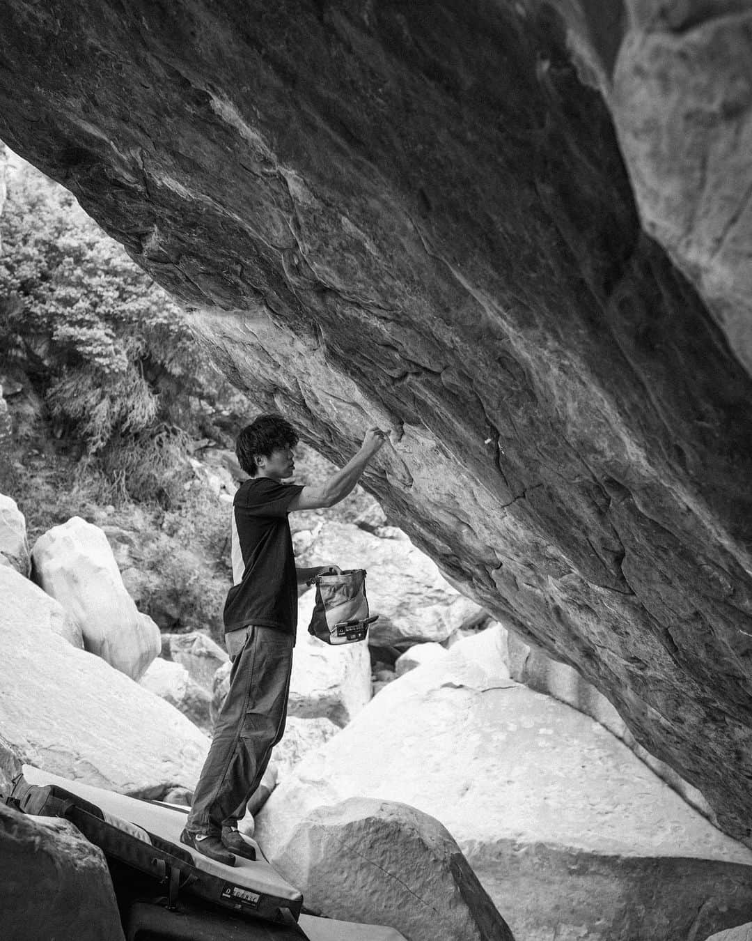 村井隆一のインスタグラム：「Thanks @flathold for amazing brushes! Brushing is regarded as a manner for preserving the climbing environment and maintaining the landscape, but above all, it is an essential element to push your limits. Keep it clean!  #climbing#bouldering#ボルダリング @rokdo_team @frictionlabs @organicclimbing @unparallelup @rockmasterhq @team_edelrid @clover_resole @climbskinspain @urban_basecamp_shinjuku @basecamp.import @basecamponlineshop」