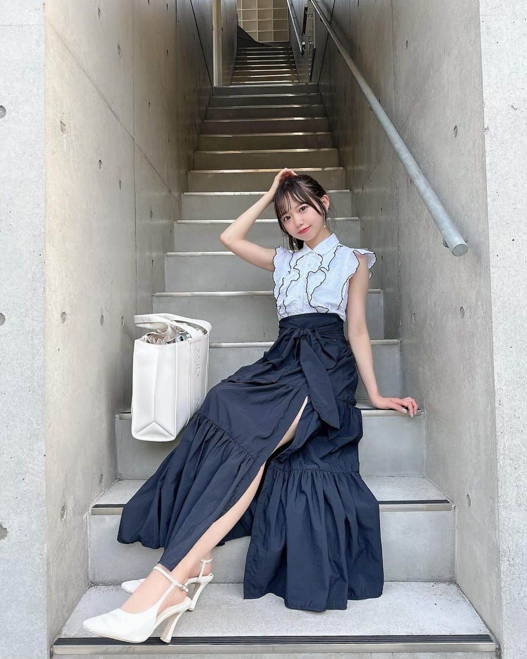 のインスタグラム：「今日も暑かったねえ🫠 今日のコーデはスカートに深めのスリットが 入っててちょっぴりセクシー？👗🖤🤍  今日はファンの方とオンラインでお話し会をして とってもたのしかったよお👶🏻💞 そしてみんなからたくさん力もらって パワーチャージされました☺️❕ ありがとう∩^ω^∩  今日は朝からいろいろと盛り沢山で 疲れちゃったから早く寝るぞ〜😴 いい夢みてね、おやすみ🌛  #畑美紗起 #ブラウス #ブラウスコーデ #スナイデル #スナイデルコーデ #スカート #コーデ #夏コーデ #コーディネート #夏 #ファッション #ファッションコーデ #春コーデ #私服 #fashion #blouse #skirt #coordinate #me #shooting #fashionblogger #fashionista #ootd #japanesegirl #coordinate #snidel」