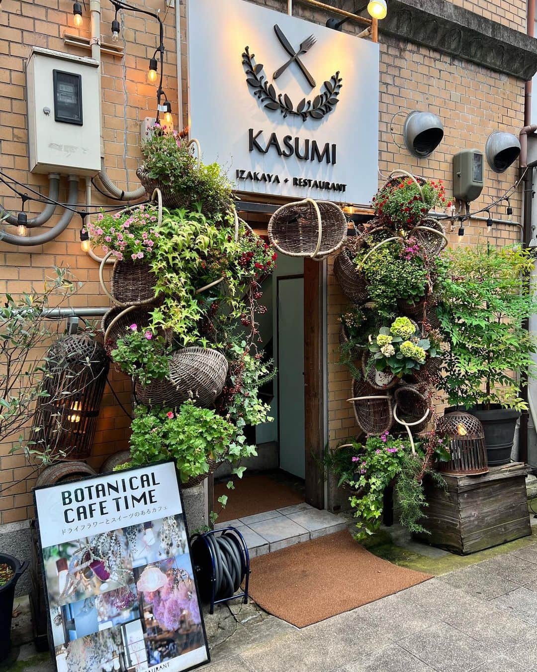 さわいえりさんのインスタグラム写真 - (さわいえりInstagram)「⠀ 京都河原町にある、 おばんざいが美味しいボタニカルカフェへ💐 (@kasumi_kyoto )  【10種のおばんざいセット】を食べてきました♡  一見、ボタニカルで可愛いカフェなんだけど、 カフェ飯の域を超えた、 一つ一つしっかりした味付けのお料理の数々。  お野菜たっぷりとれてヘルシーなのもよき🥺♡  とにかく店内映えるし、おばんざい美味しいし テンション上がるお店です♪  デザートに青空色のクリームソーダ頼んだら、 猫クッキーついてて可愛過ぎた🐱 ロレーヌ岩塩の塩ミルクアイスめちゃくちゃ美味しい🩵  京都河原町に来たら、ぜひ立ち寄ってほしい✨  📍 京都府京都市中京区新京極通り蛸薬師下ル東側町508 2F  ・  ・  ・  PR#京都グルメ #京都ランチ巡り #京都ランチおすすめ #京都カフェランチ #京都ドライフラワー #京都ドライフラワーカフェ #京都おばんざい #10種のおばんざいセット#河原町」6月17日 23時03分 - beauty_eri7