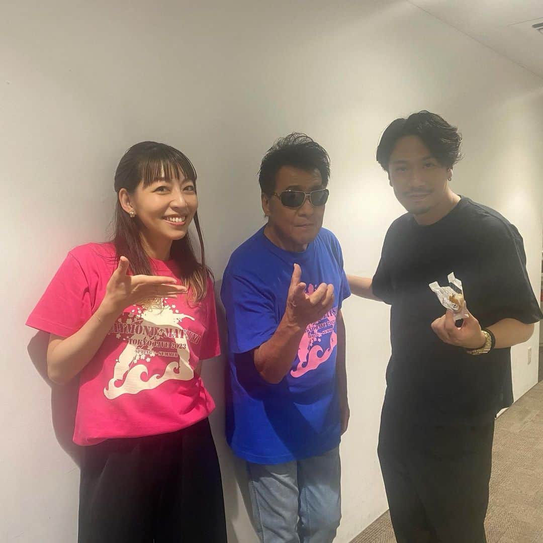 由梨香のインスタグラム：「昨日はレーモンド松屋さん 浅草歌劇場ライブ 昼夜2公演 ピアノ＆コーラスで参加させて頂きました！ 歌謡の世界＋ロック魂✨ レーモンドさんの圧巻の歌声すごかった。 そして楽しかったー！  そして今回はなんと デュエットで2曲も歌わせて頂き 光栄でした！  レーモンドさんは 作詞でも作曲でもレコード大賞を取られている大先輩 耳や記憶に残る楽曲に ギター伊平友樹氏の楽曲アレンジがまた素晴らしく 弾いたり歌ったりするのが純粋にとても気持ち良いのです  そして会場のパワーがものすごい！！✨ 皆様の熱さに感動してましたー  写真は終演後レーモンドさんTシャツで✨  またお会いできる日を楽しみにしております！  #レーモンド松屋」