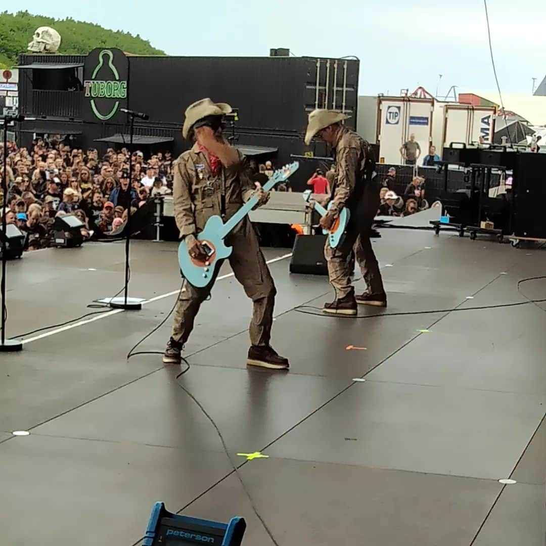 ダフ・マッケイガンさんのインスタグラム写真 - (ダフ・マッケイガンInstagram)「@billyfgibbons at @copenhell rt now. Listen for West Coast Junkie off his new record on #ThreeChordsAndTheTruth this week. @susanholmesmckagan !」6月17日 23時12分 - duffmckagan