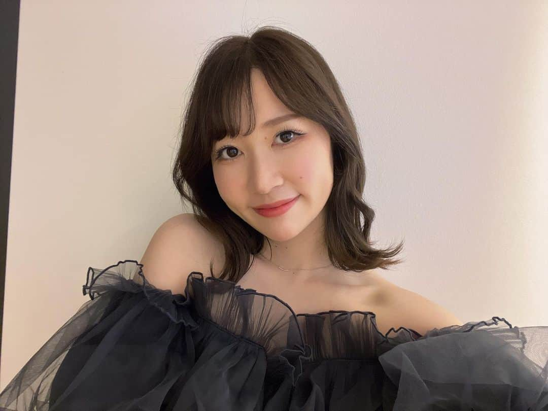 足の裏のインスタグラム：「今日は所属事務所のBitStarで、美容系YouTuberのちえさんとじんさんとの合同イベントでした！！  今までのイベントよりも距離が近く、視聴者さんの顔を近くでみながら話せることの贅沢さ✨✨  皆さんからのコメントが日々の励みになっているのに、今日は直接話せて直接「ありがとう」が言える最高の時間でした☺️  抽選会も楽しかった♪  応援してくださる皆さんがいるので、こんなに長くYouTuberとしての活動を続けることができています。  本当にいつもありがとうございます🙇‍♂️🩷  いただいたプレゼントは自宅に届いたら開封させてもらいます！！  イベントを開催してくださった事務所の皆さん、ありがとうございました✨  ちえさん！じんさん！お話してくれてありがとうございました🙇‍♂️ また会えたら嬉しいです♪  今日はおニューのお洋服とおニューのSALEで買ったサンダルを履いて気合いが入ったコーディネートでした🕺  視聴者さんからバスツアーを計画してほしい！！とリクエストがあったので、マネージャーさんの村田さんと会議をしようと思います🤔笑  来てくださった皆さん素敵な方々だったな〜幸  #最高の1日 #ありがとうございました ♡」