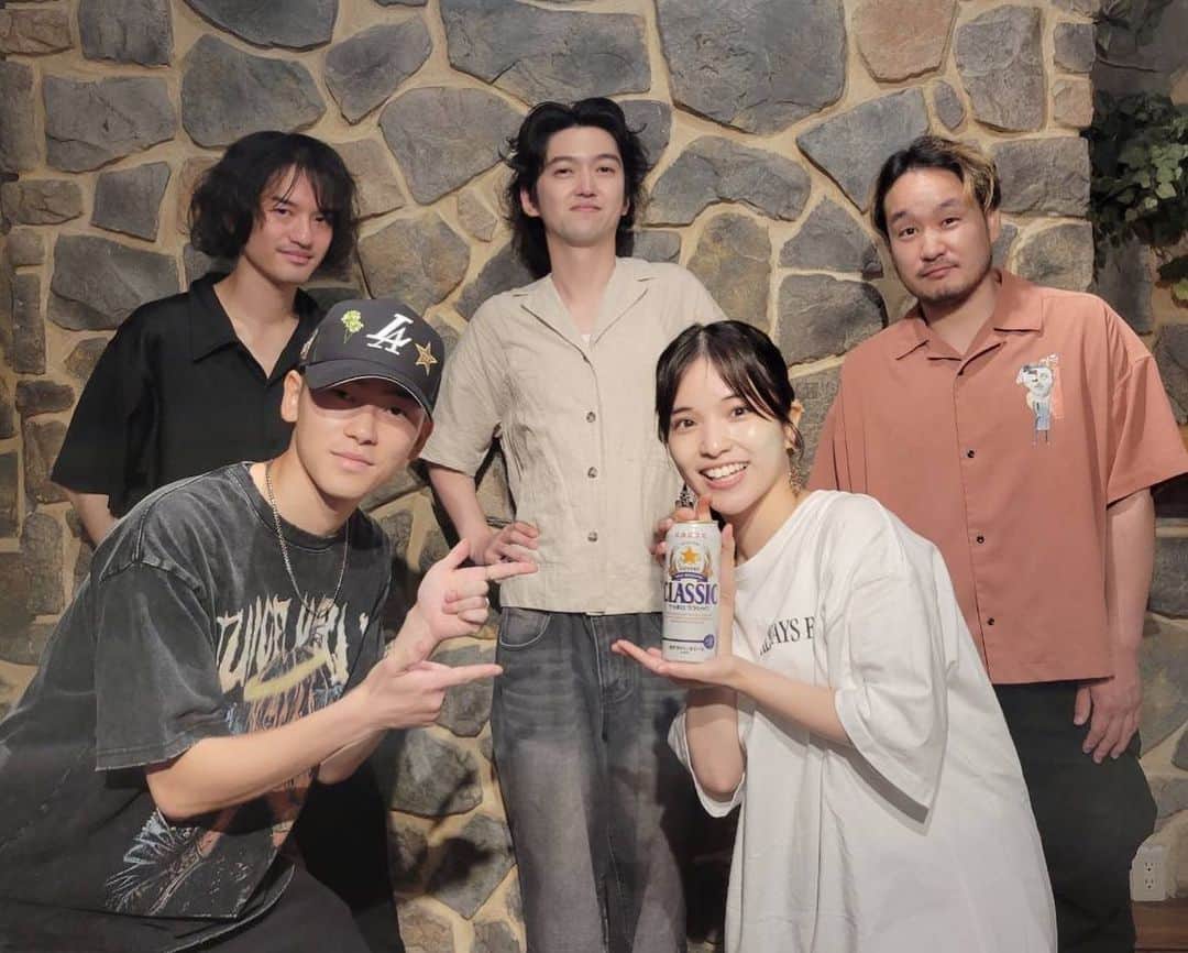 仮谷せいらのインスタグラム：「1st ワンマンライブ 無事に終わりました！！！！！  お越しいただいた皆様 スタッフの皆様、本当にありがとうございました🙇‍♀️✨  リハの時は、おぉ〜結構長いなー！なんて思ってたけど 始まってみたら、めちゃくちゃ あっという間すぎてびっくり……  皆さんに楽しんでいただけたらな… 元気になってもらえたらな… の気持ちで挑んだのに 結局、また、皆さんに 沢とパワーを頂いてしまいました🥹 ありがとうございます🥹  MCでも少しお話ししましたが 30代突入！ということで  ＊いい女になる ＊人の為に歌っていけたらなぁ  というのはざっくりとした目標です🫶🏻 (翌日の今日も変わってない。現状は。笑)  O.A.を飾ってくれた @luivero さん✨ 本番直前にもどしっと構えてて 何にも動じない彼をみて、ほんとに学ぶ事沢山でした、、 またライブご一緒しましょう☺️  そして #仮バン  (仮バンって名前いまだになんか言うの恥ずかしい😂)  Gt @heyimdaiki (BBHF/CURTISS) Ba. @hayakikawa (DATS) Dr. @sz_thorsten (BRAUSEBADTIL/CURTISS)  リハから本番最後まで ほんとにめちゃくちゃ助けられました… 気さくで面白くて優しくて、よく呑む🍻 本当によく呑む🍻🍻笑 →写メのクラシックビールは バンドさんからいただきました😂  演奏中もずーっと全身を支えていただいている様な安心感と 思わず身体が動きだす！歌っちゃう！ 最高な演奏をしてくださる仮バンに 気合い入りまくり＆絶対大丈夫 って毎曲思ってました、、、  ２日に1回くらいお会いしてリハして、お酒も…笑 ので少し寂しいけど また皆さんと演奏するまでに 超パワーアップしていたいなと思います🔥  …リハでよく皆でセッションしてた スピッツの"美しい鰭" 披露したらよかったな〜と今更後悔😂笑  最後にっ！！！  死ぬまで忘れられない１日になりました！ ずっと待っててくださった皆様 お待たせしてごめんなさい& 来てくれて本当にありがとう☺️  税金も辛いし、うまくいかない事沢山あるけど また皆で楽しいライブするまで、、 それまで、各々頑張りましょう🔥🔥  p.s めっちゃ沢山のプレゼントやお花 超超超嬉しかったです… ありがとうございます😭 お家の中がお花畑みたいになってます♡幸」